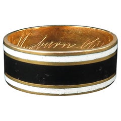 Anello con fascia commemorativa edoardiana in oro smaltato e 18 carati