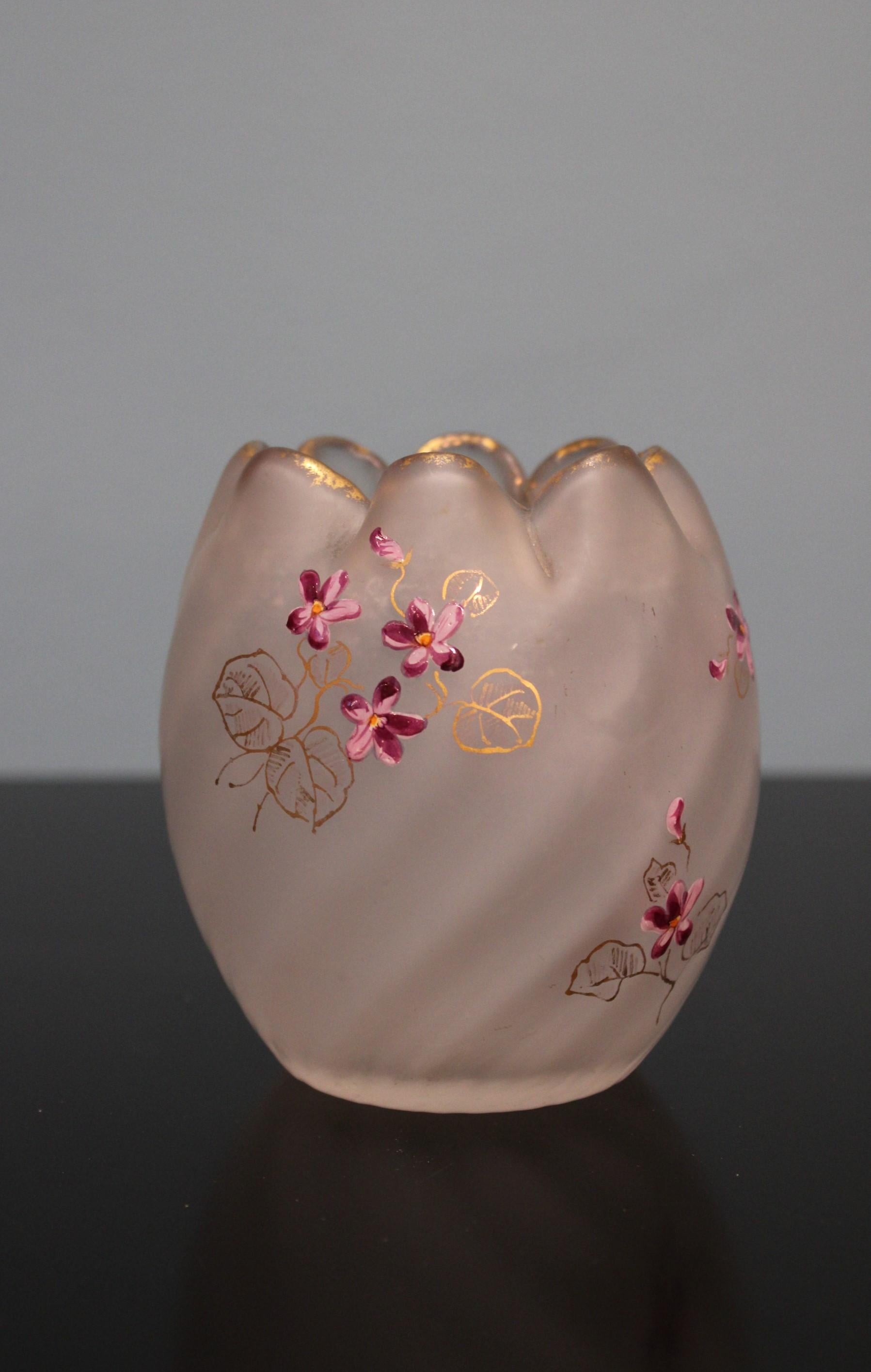 Vase en verre émaillé, de style Art nouveau.
Décoré de fleurs.
Circa 1900.