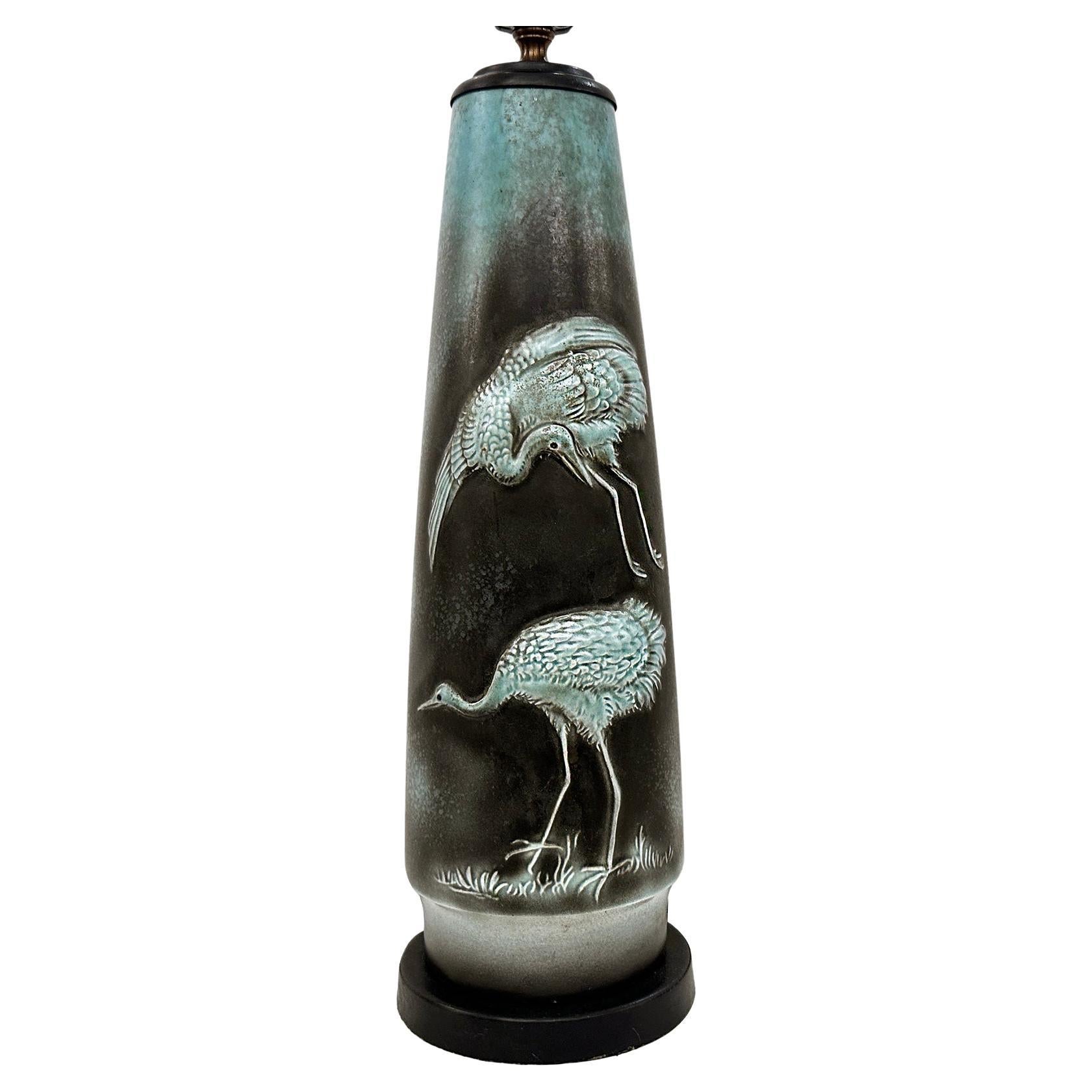 Lampe en métal émaillé à motif d'oiseaux, datant des années 1950.

Mesures :
Hauteur du corps : 17