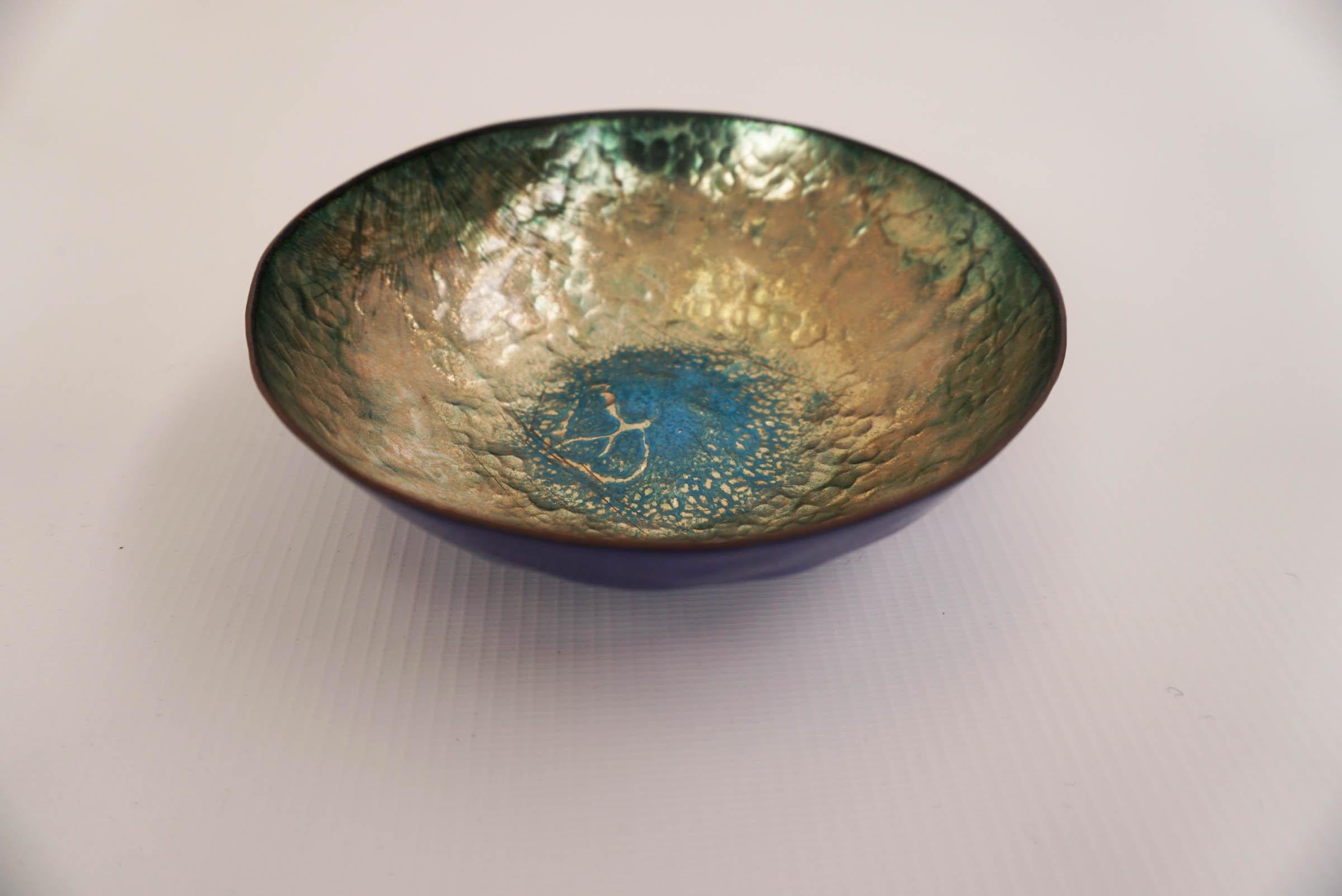 Serie of bowls attributed to Gio Ponti by Paolo De Poli, Italy 1950

Upper site light green turquoise with a turquoise centre eyes
Bottom site blue.
A second one is available upper site gold bronze, bottom site green.

Signed on the bottom 