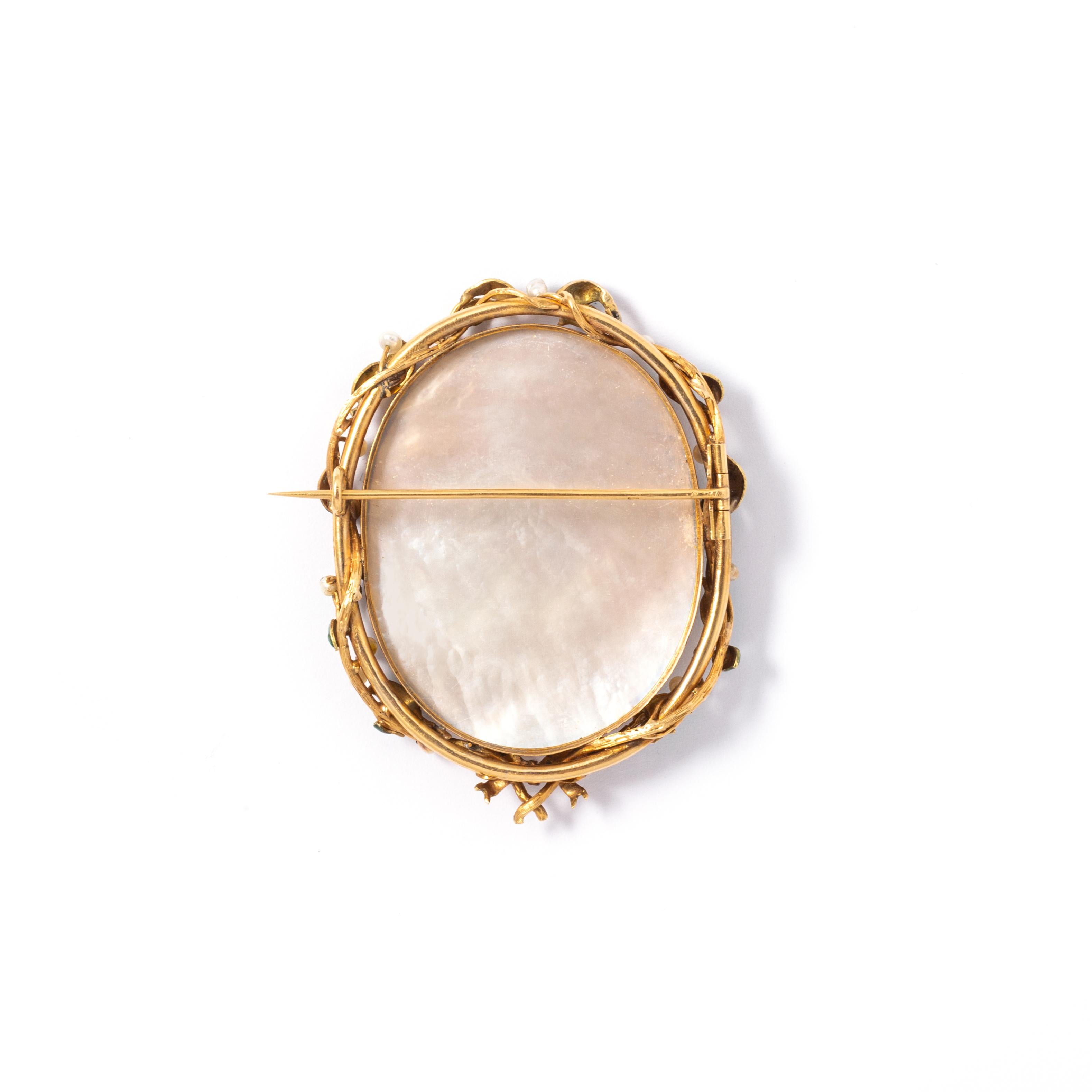 Enameled yellow gold Brooch.
Size: 6.00 x 4.50 cm.
Gross weight: 18.00 grams.