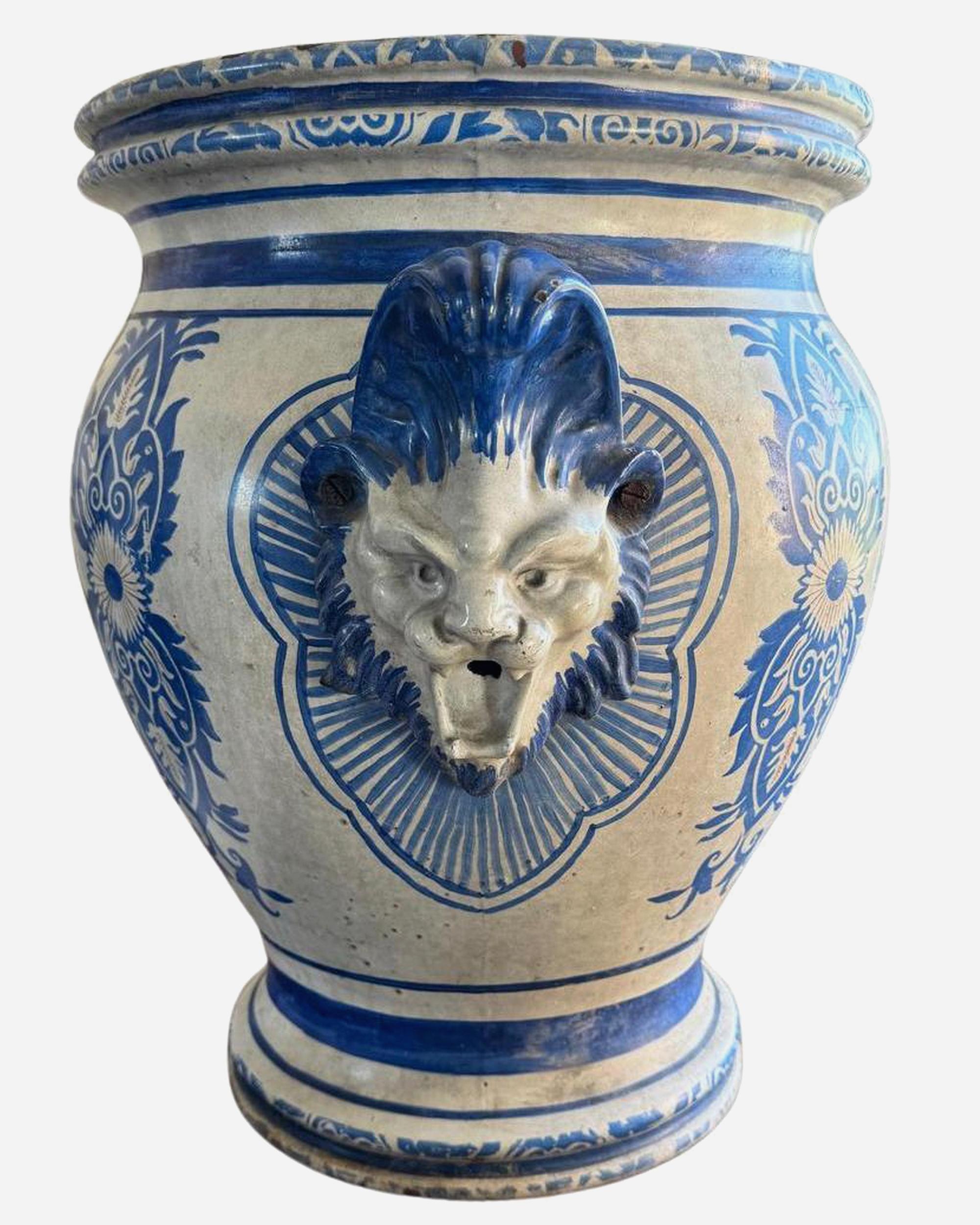 Rara e importante fioriera in ghisa smaltata decorata con fogliame stilizzato blu e corallo su sfondo bianco, ispirata alle terrecotte della Manufacture Royale de Rouen.
Emaillerie du Bourget firma: E. PARIS & CIE 47 RUE DE PARADIS POISSONIERE