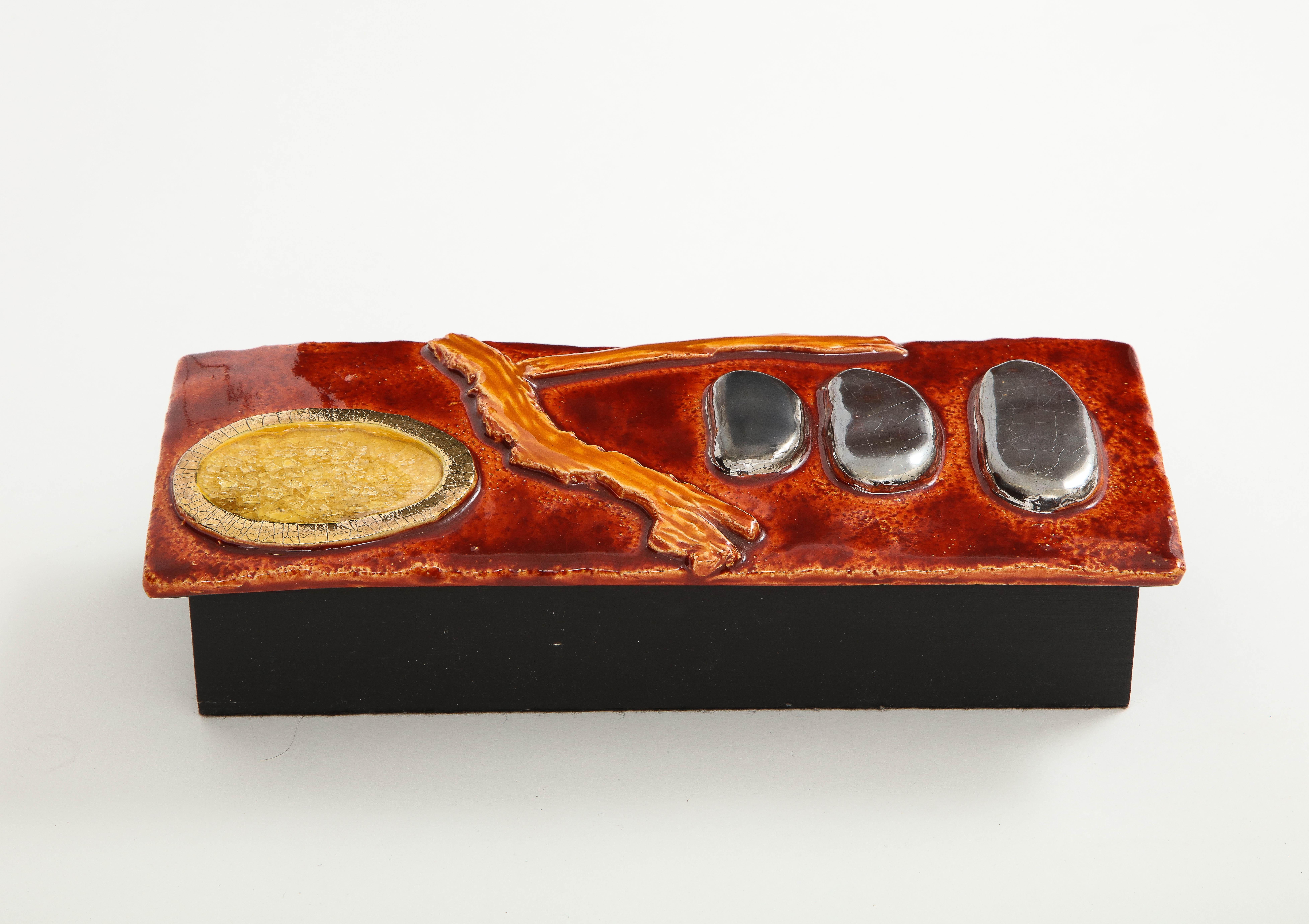 Enameled ceramic lid and black wooden under box.