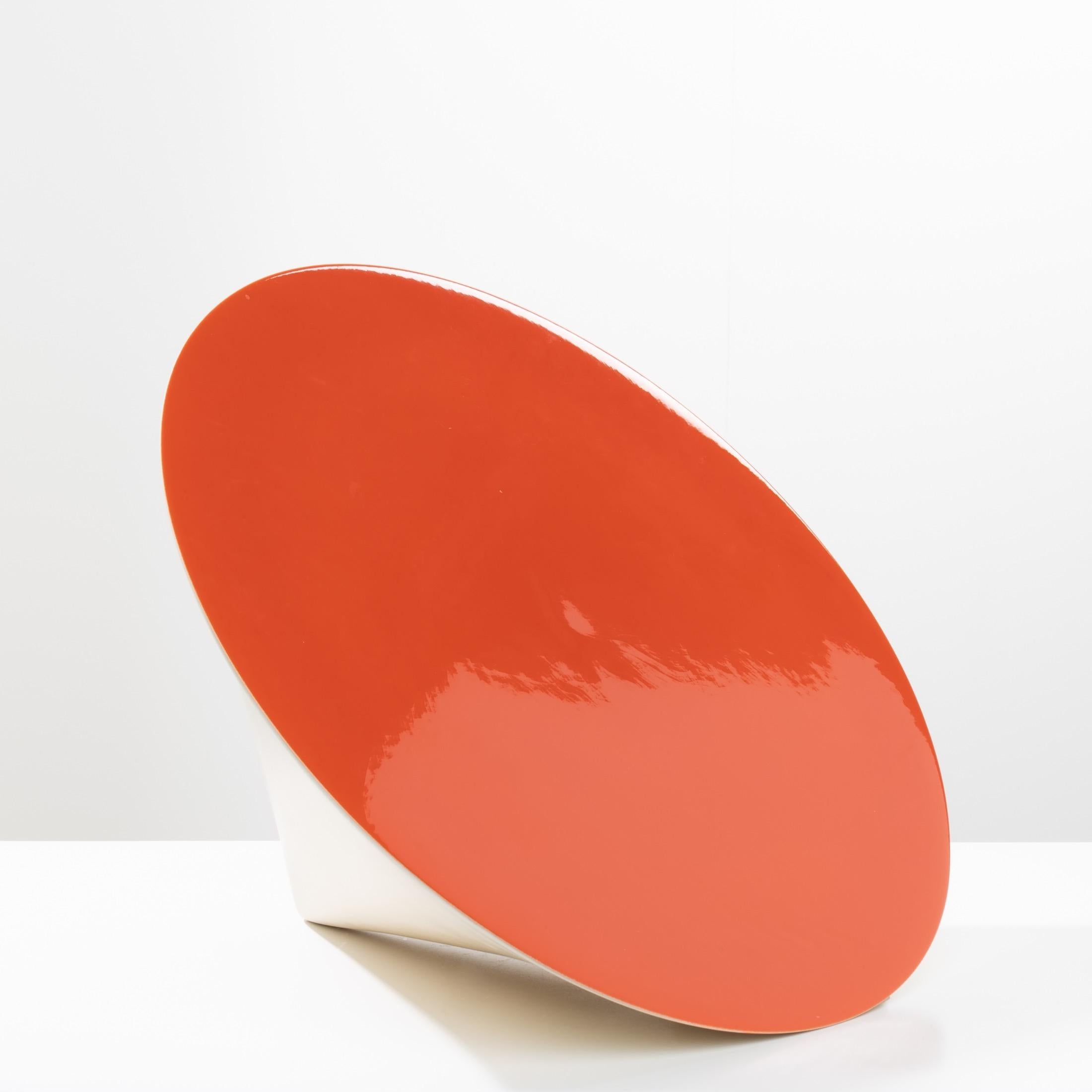 Scultura di forma conica in ceramica smaltata, la superficie conica smaltata in colore bianco opaco, la 