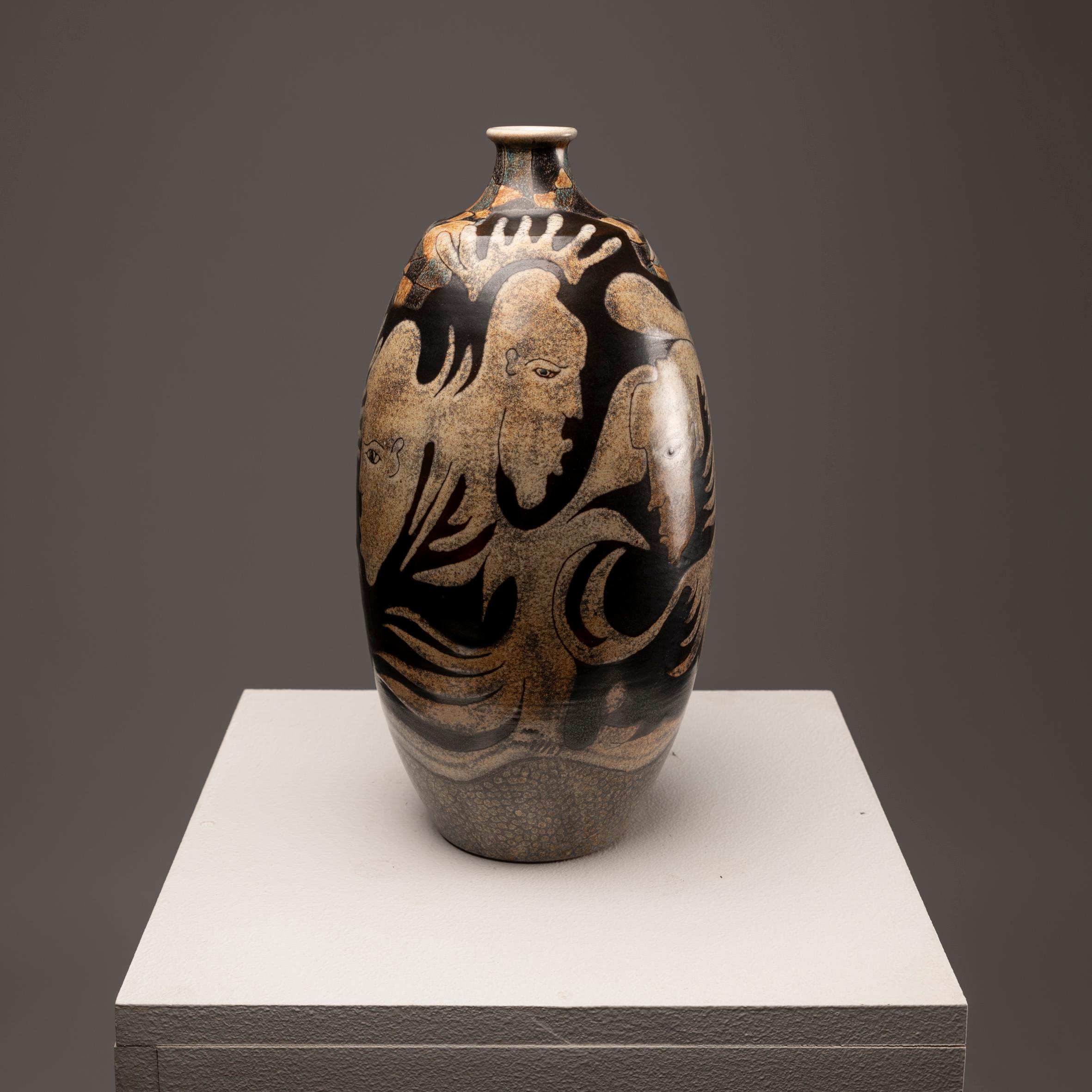 Die Investition in diese emaillierte Keramikvase, signiert von M. Millet, aus den 1980er Jahren, ist eine überzeugende Gelegenheit, ein einzigartiges Kunstwerk zu besitzen. Diese mit viel Geschick und Kreativität gefertigte Vase zeigt das Talent und