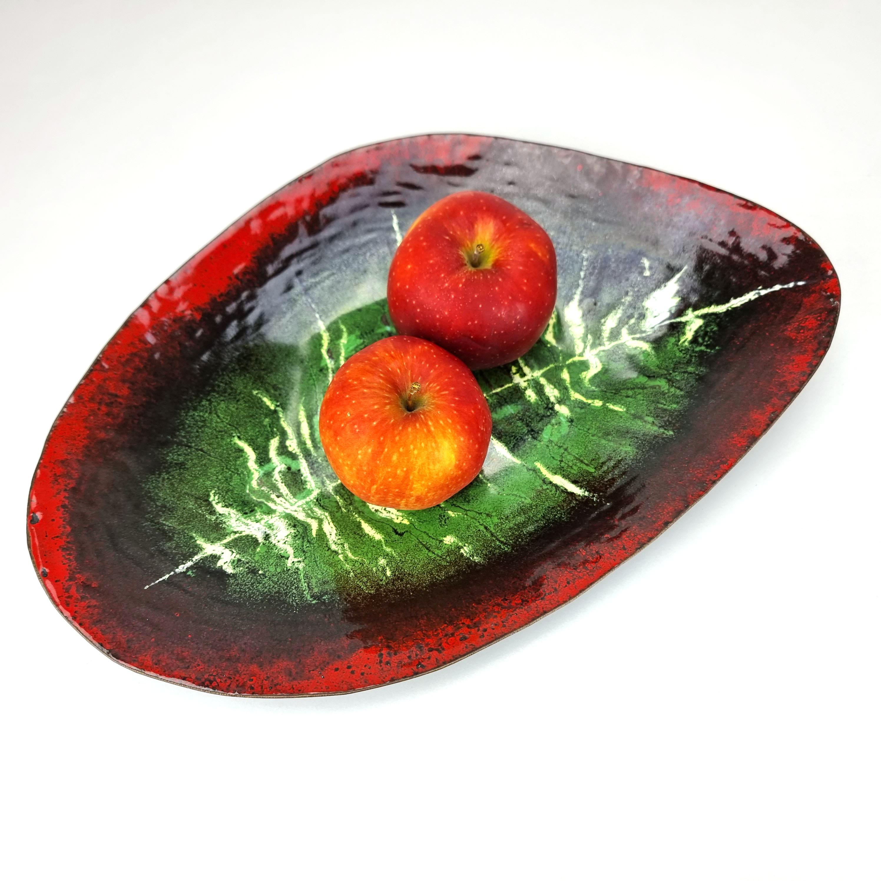 Vintage handcrafted organic shaped enamel bowl or centerpiece attributed to Paolo De Poli. This is a stunning piece of Italian craftsmanship, with a beautiful green, black, and red enamel decorated with abstract pattern in center that resembles a