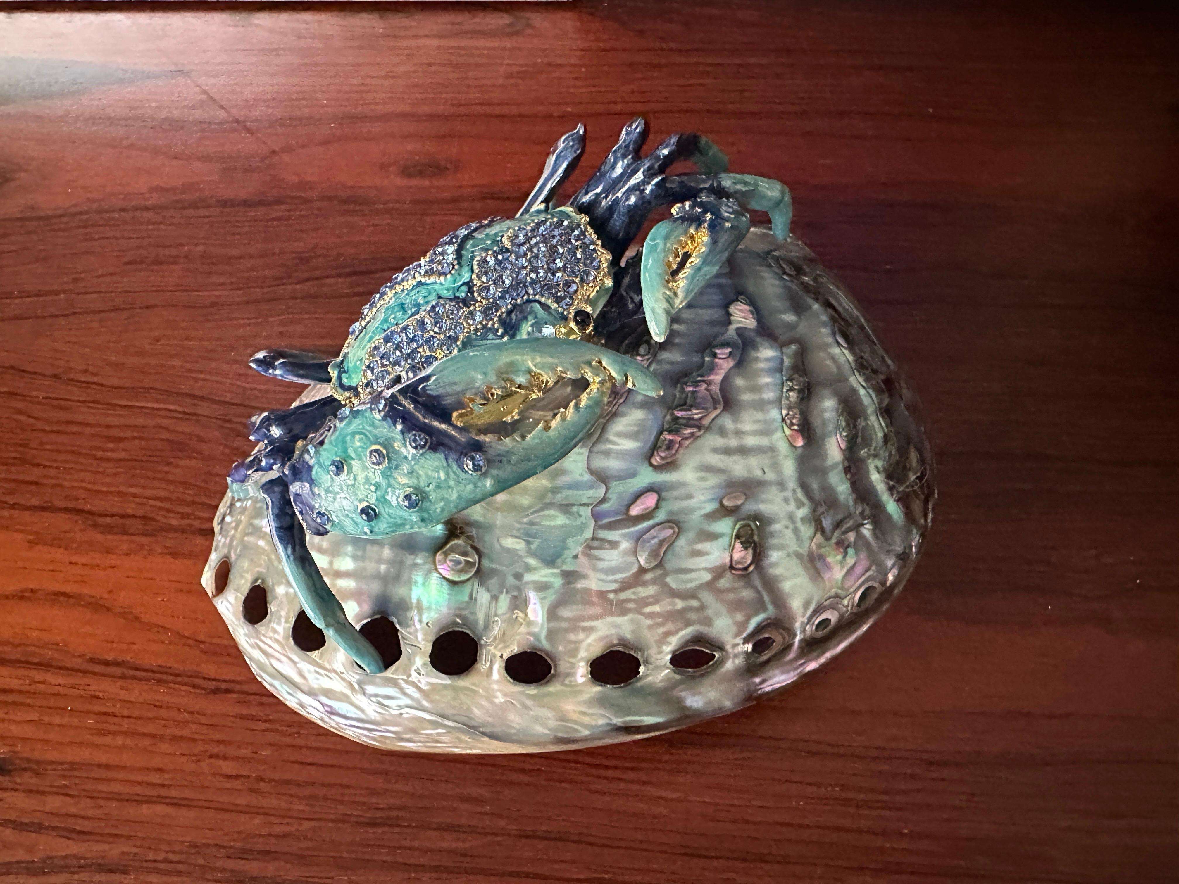 Emaillierte Krabben-Skulptur mit Strasssteinen auf Abalone-Muschelschale im Angebot 5