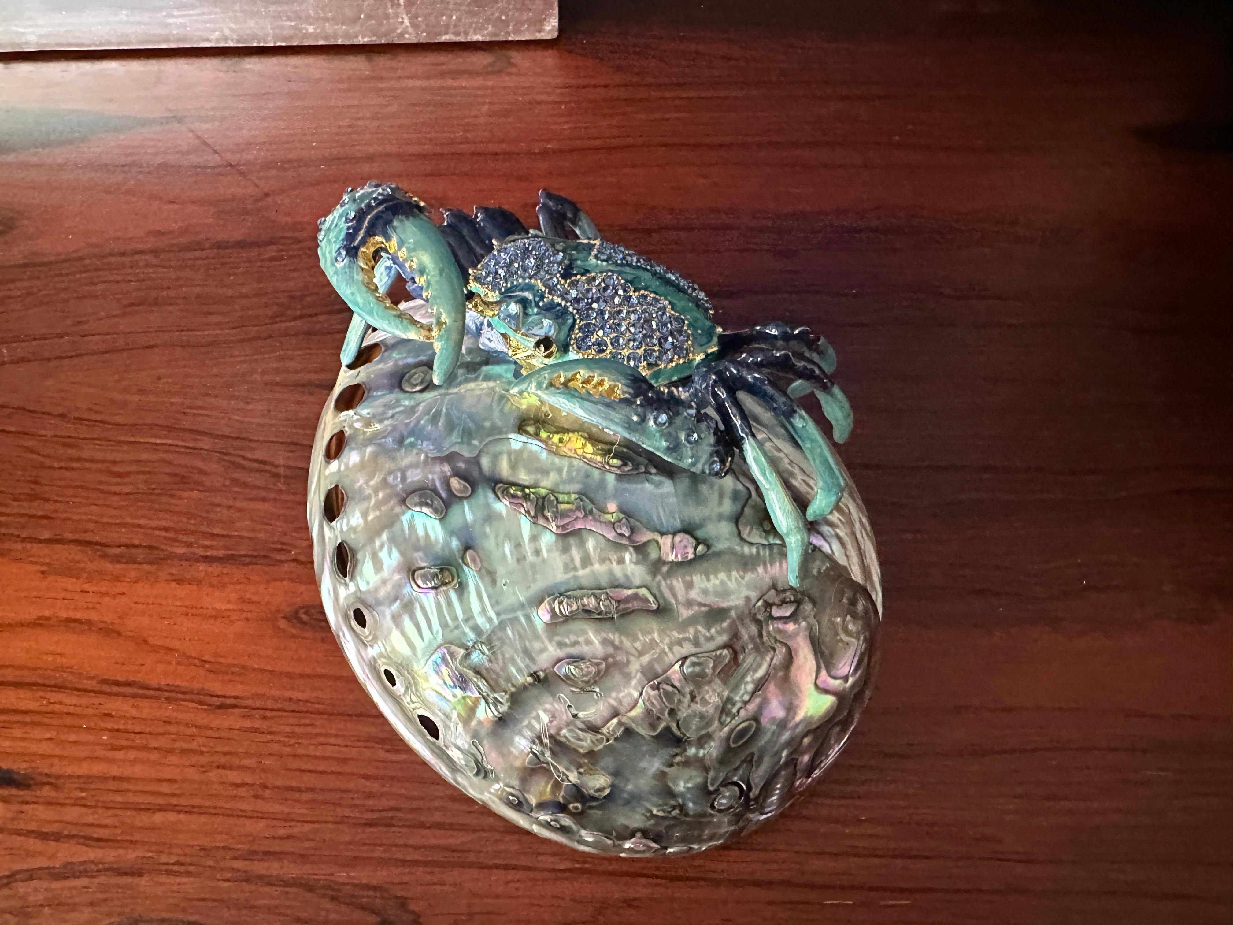 Emaillierte Krabben-Skulptur mit Strasssteinen auf Abalone-Muschelschale im Angebot 6