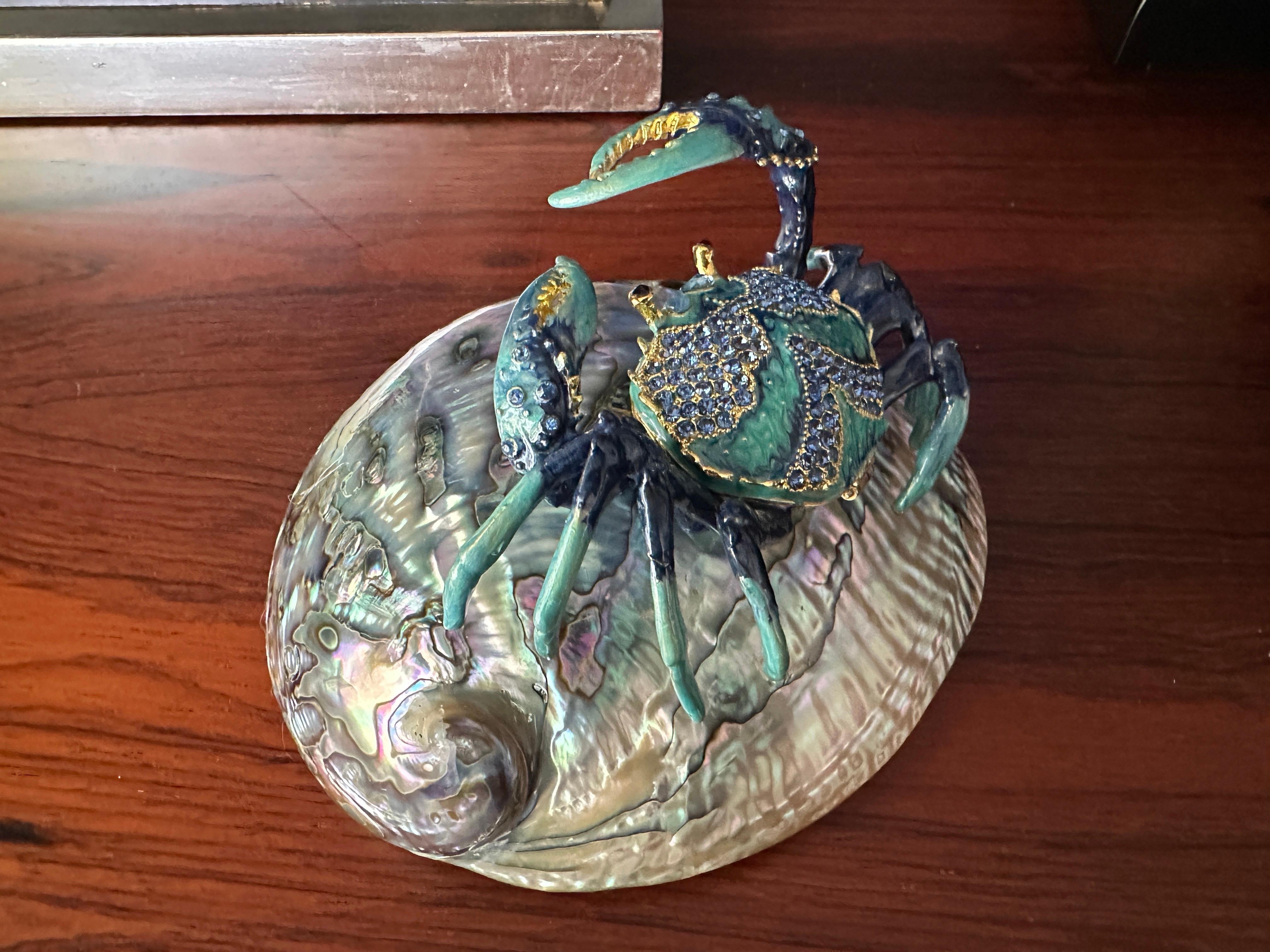 Emaillierte Krabben-Skulptur mit Strasssteinen auf Abalone-Muschelschale im Angebot 7