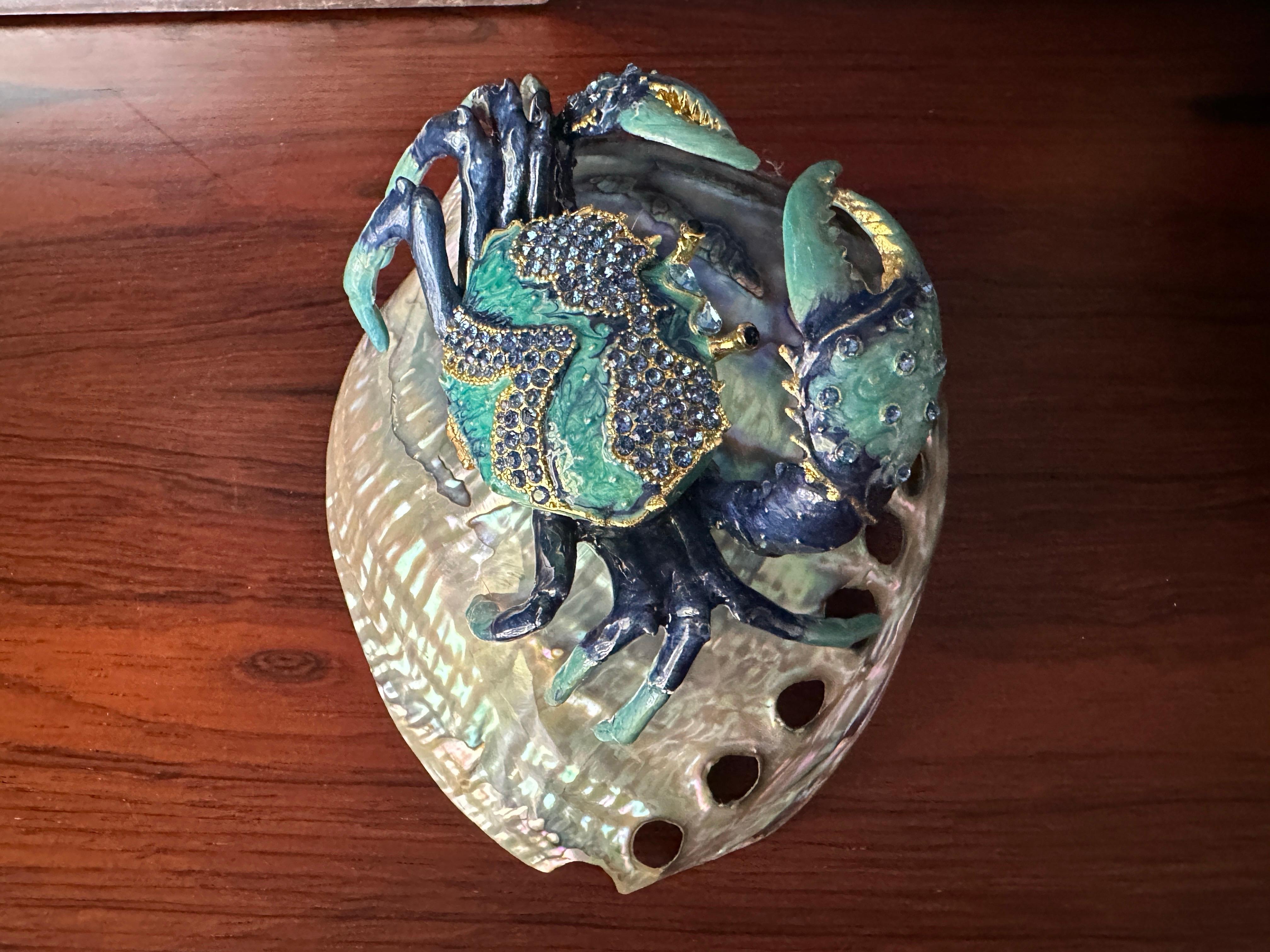 Emaillierte Krabben-Skulptur mit Strasssteinen auf Abalone-Muschelschale (Hollywood Regency) im Angebot