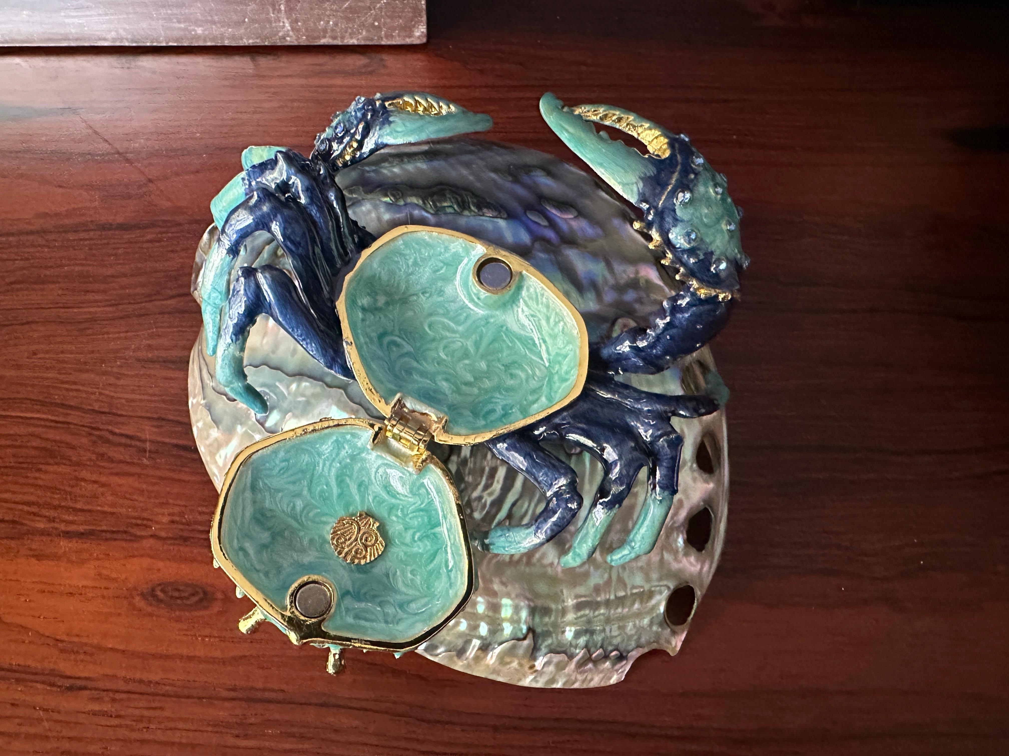 Emaillierte Krabben-Skulptur mit Strasssteinen auf Abalone-Muschelschale im Zustand „Gut“ im Angebot in North Hollywood, CA