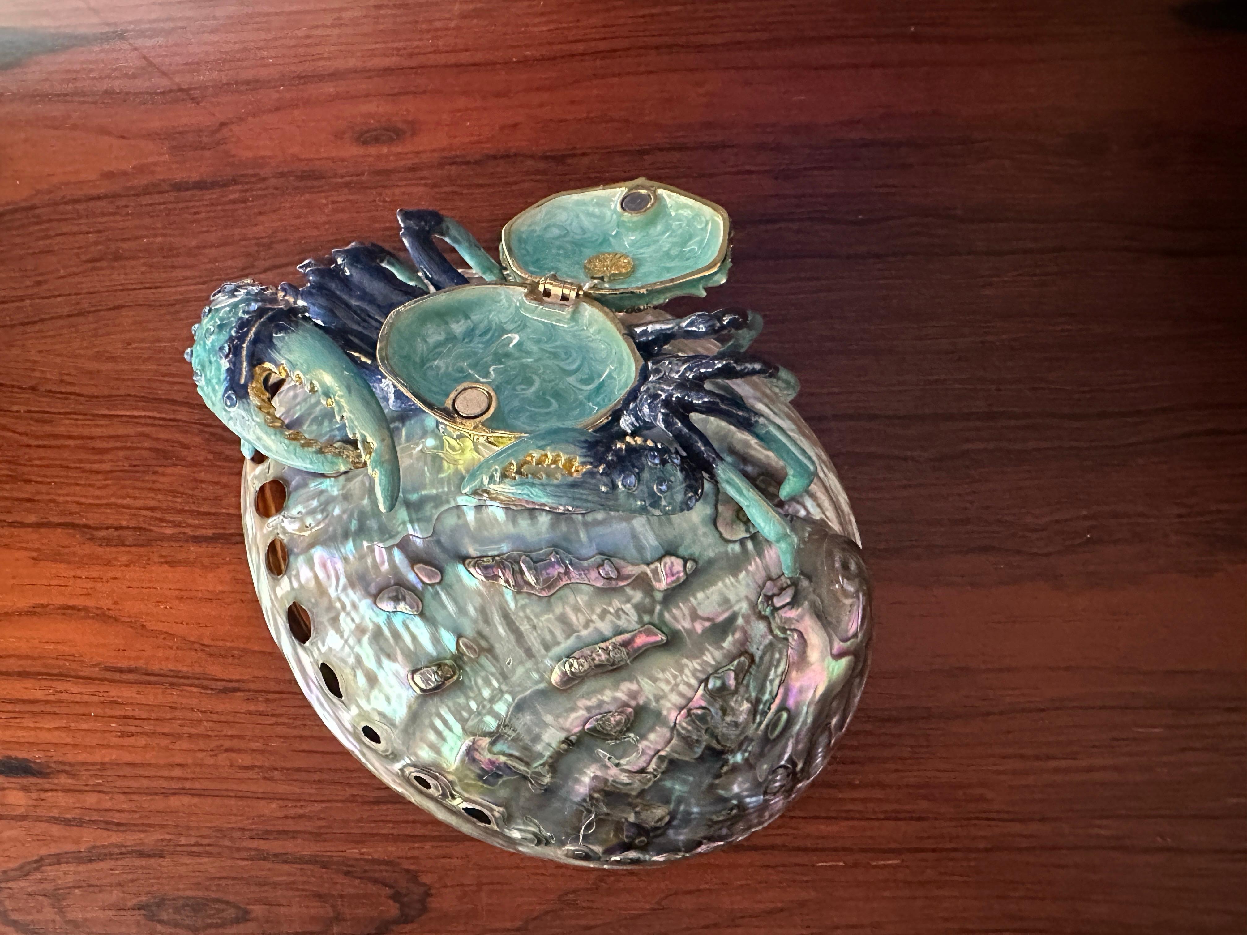 Emaillierte Krabben-Skulptur mit Strasssteinen auf Abalone-Muschelschale (21. Jahrhundert und zeitgenössisch) im Angebot