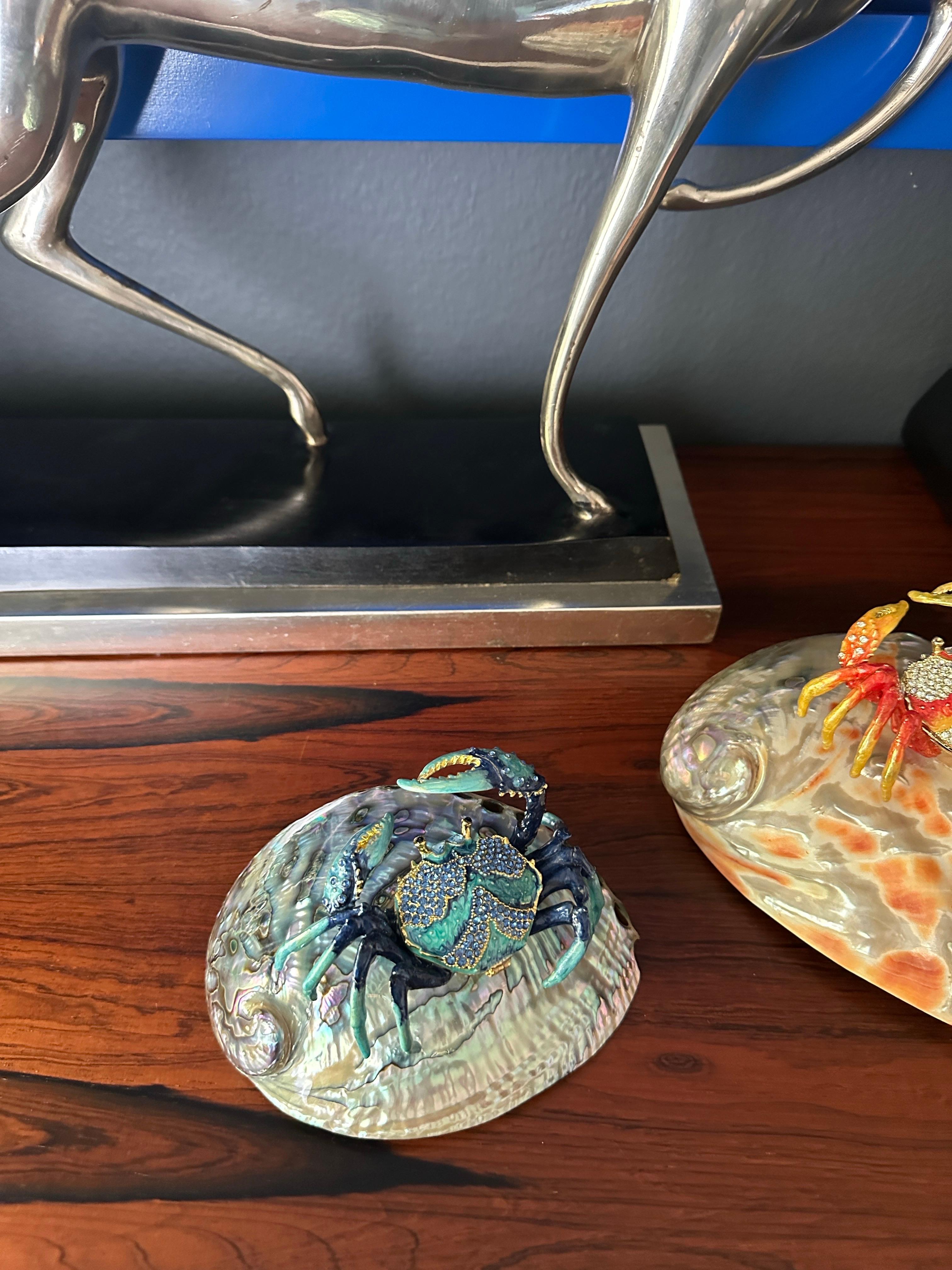Emaillierte Krabben-Skulptur mit Strasssteinen auf Abalone-Muschelschale im Angebot 1
