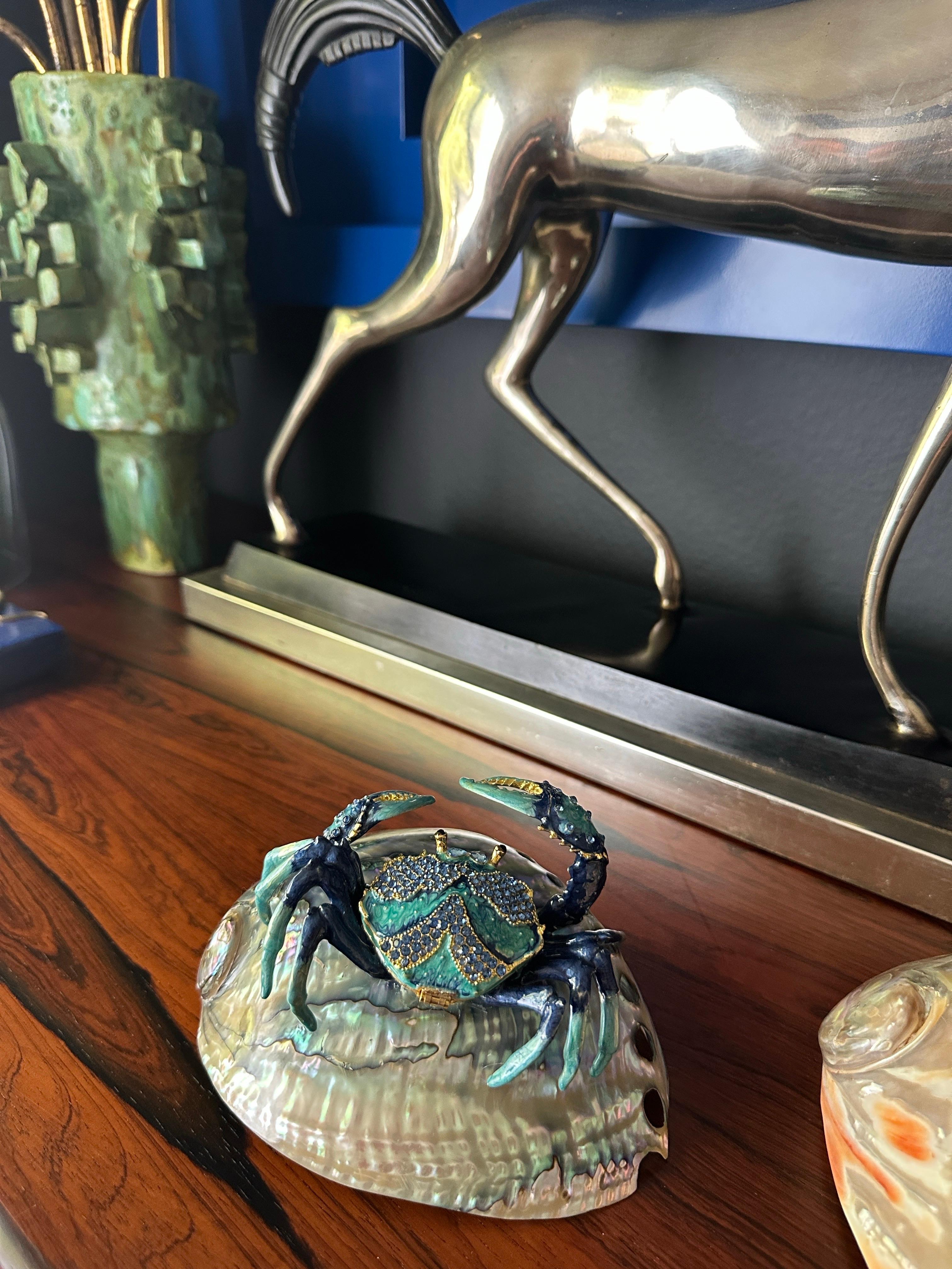 Emaillierte Krabben-Skulptur mit Strasssteinen auf Abalone-Muschelschale im Angebot 2