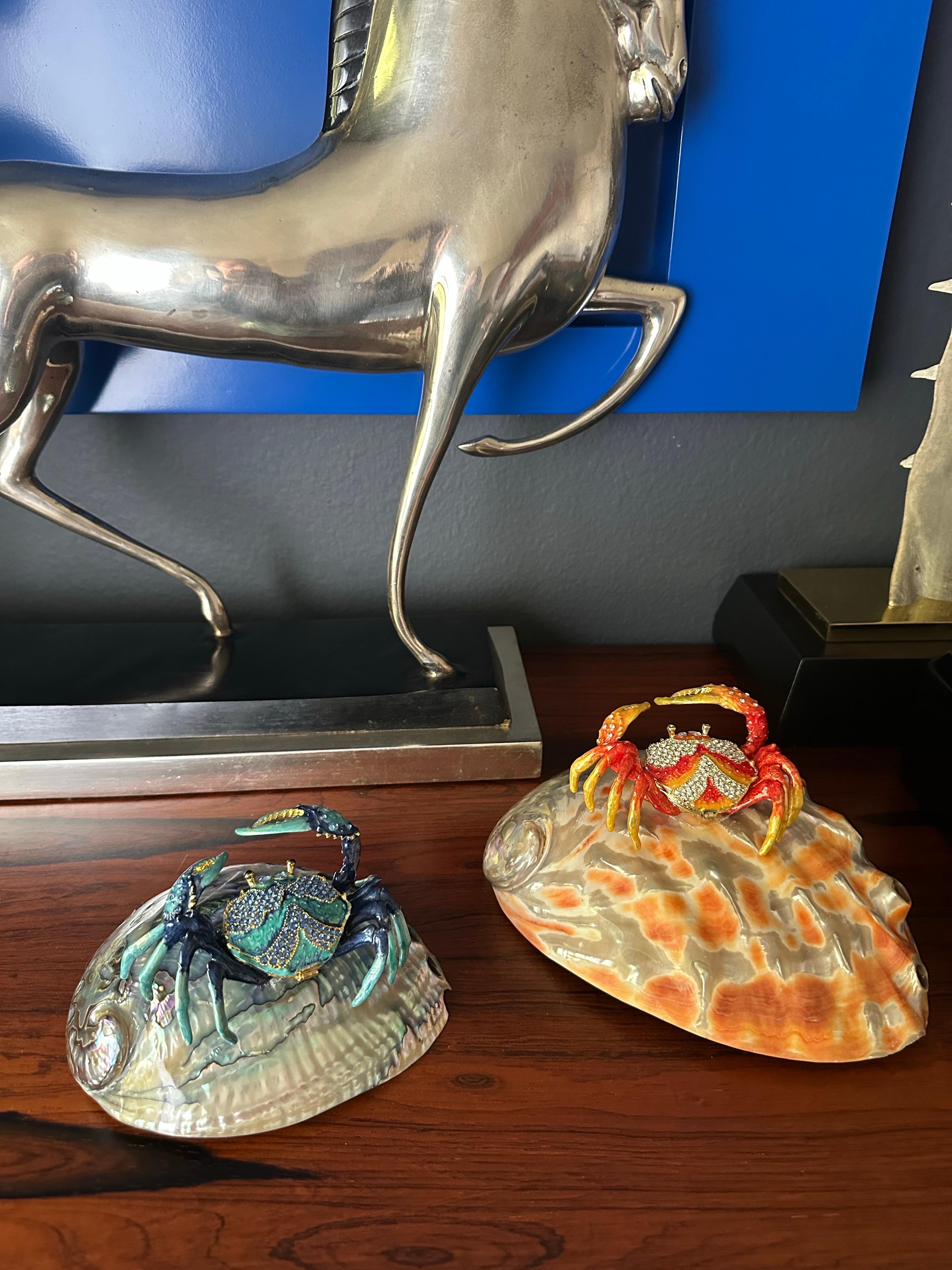 Emaillierte Krabben-Skulptur mit Strasssteinen auf Abalone-Muschelschale im Angebot 3