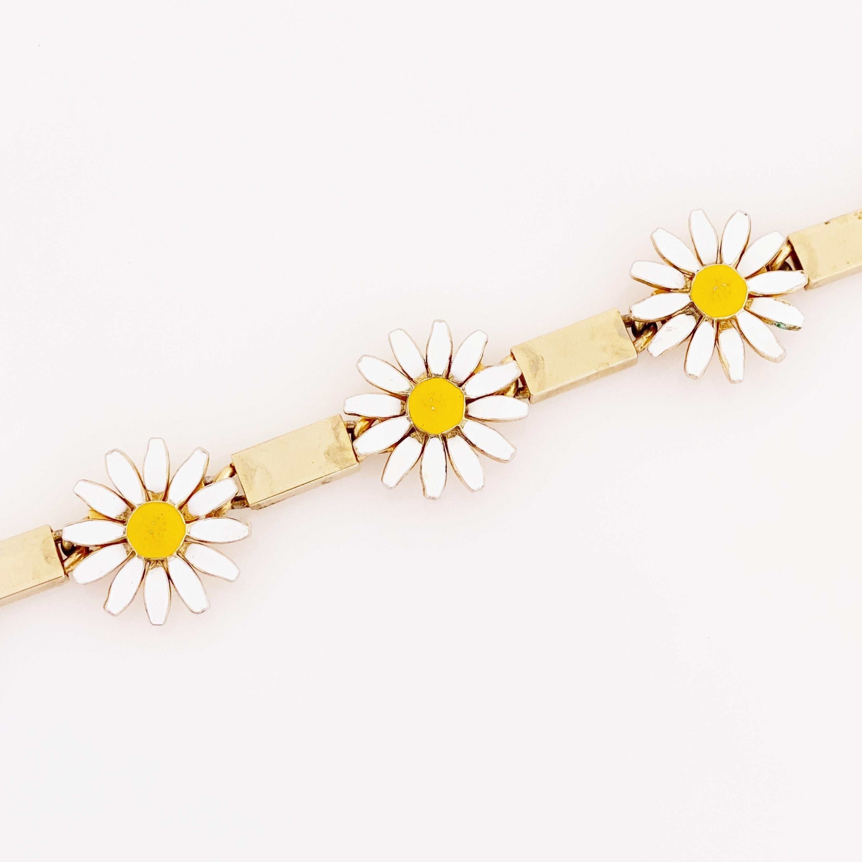Enameled Daisy Link Bracelet By Accessocraft, 1970s In Good Condition In McKinney, TX