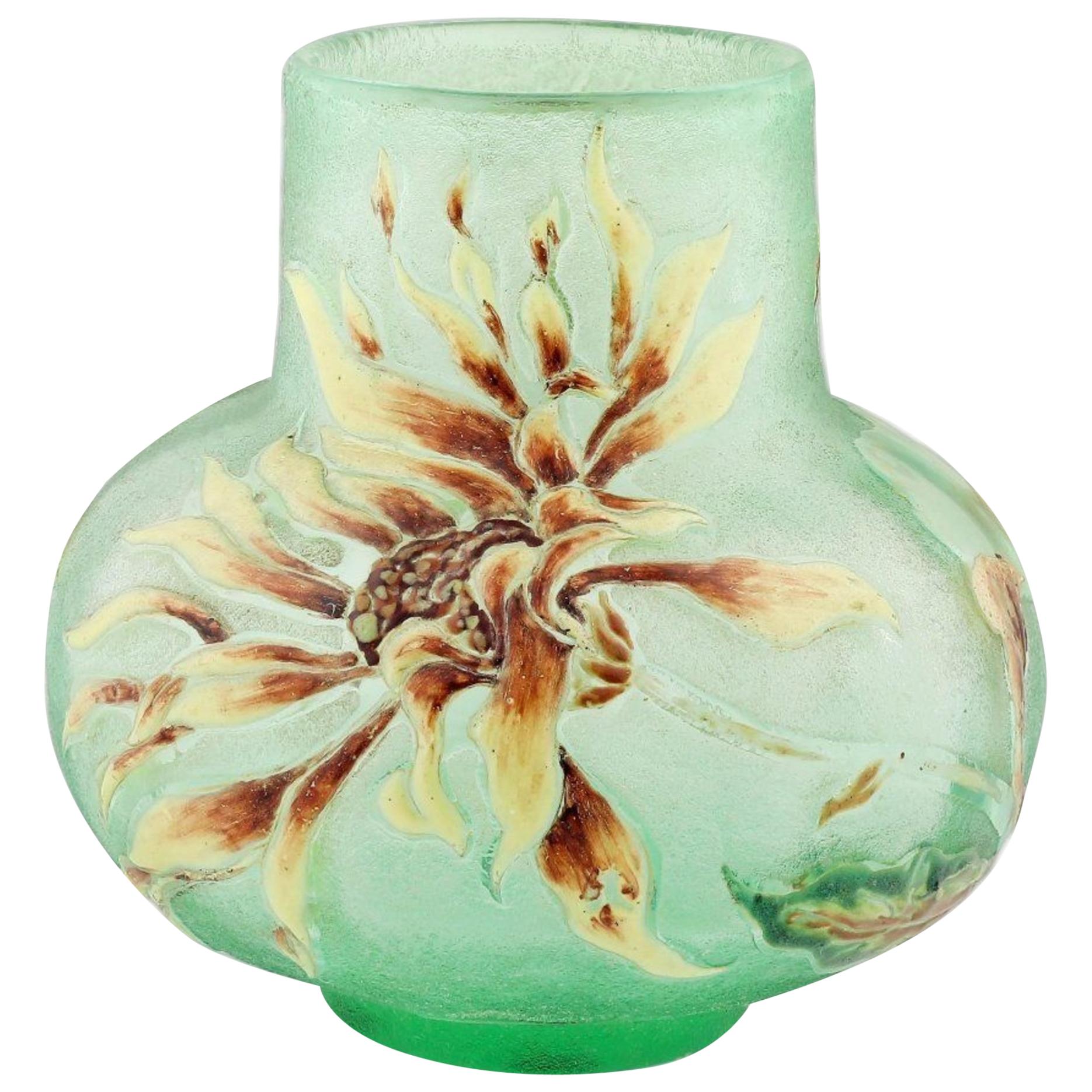 Vase en verre émaillé et décoré d'un camée par Emile Gallé, signé