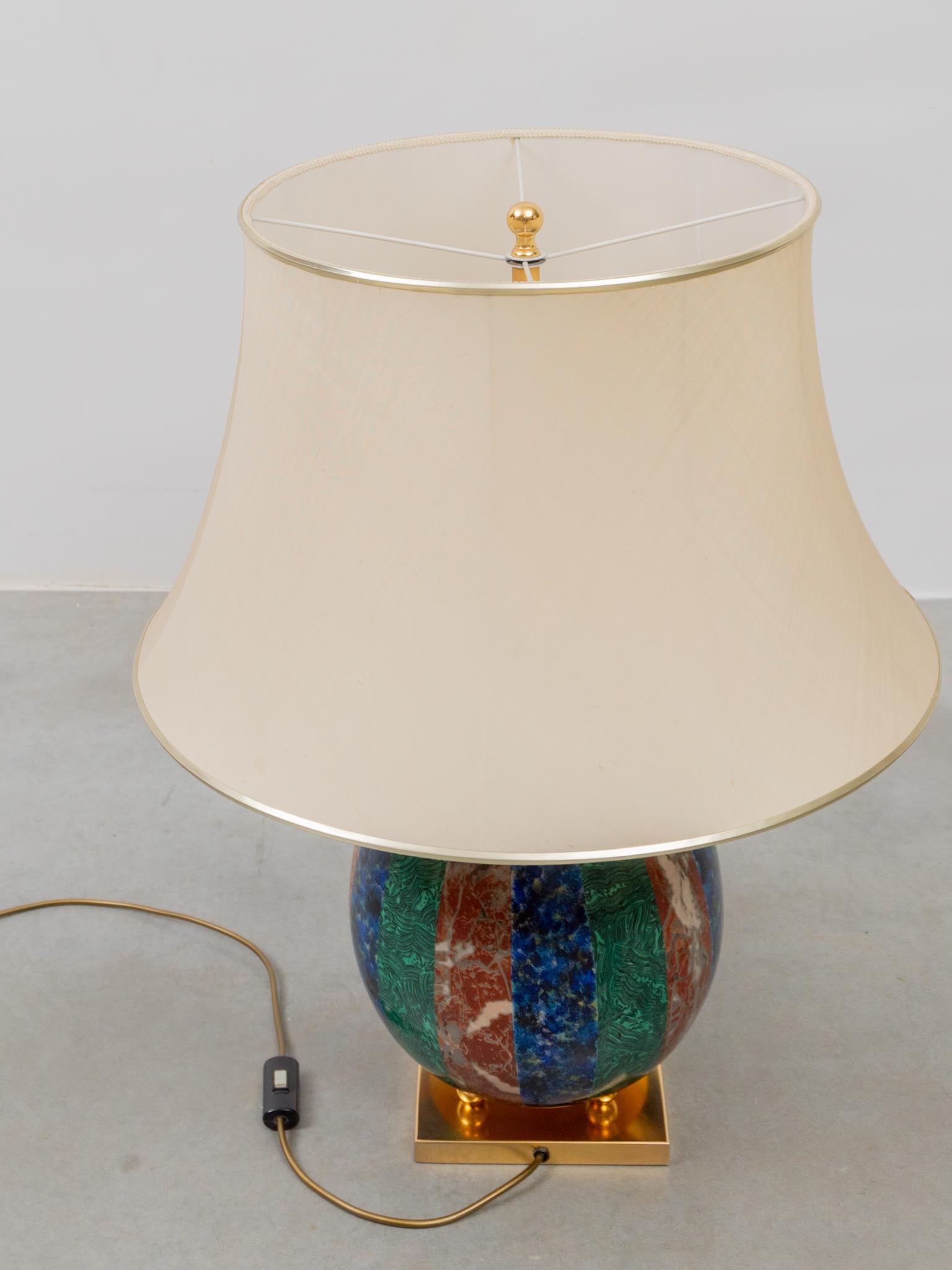 Emaillierte Tischlampe aus farbigem, lackiertem Marmor, Malachit und Messing im Angebot 4