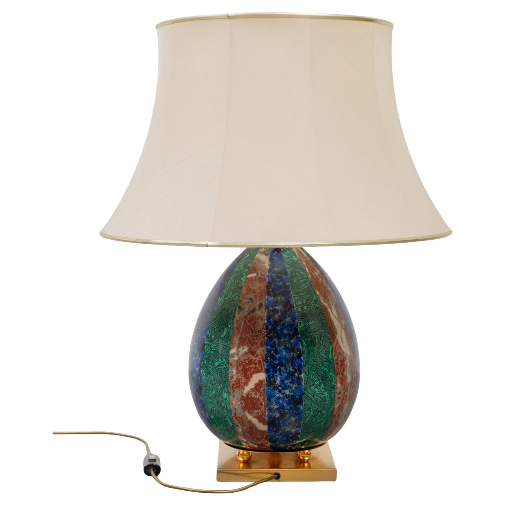 Schöne außergewöhnliche italienische Messing und Kunstmarmor, Malachit Tischlampe mit dem ursprünglichen Seidenschirm. Die Lampe ist in perfektem Zustand. Wunderschöne Handwerkskunst mit einer bunten Vielfalt von Malachit- und Marmorimitatstreifen