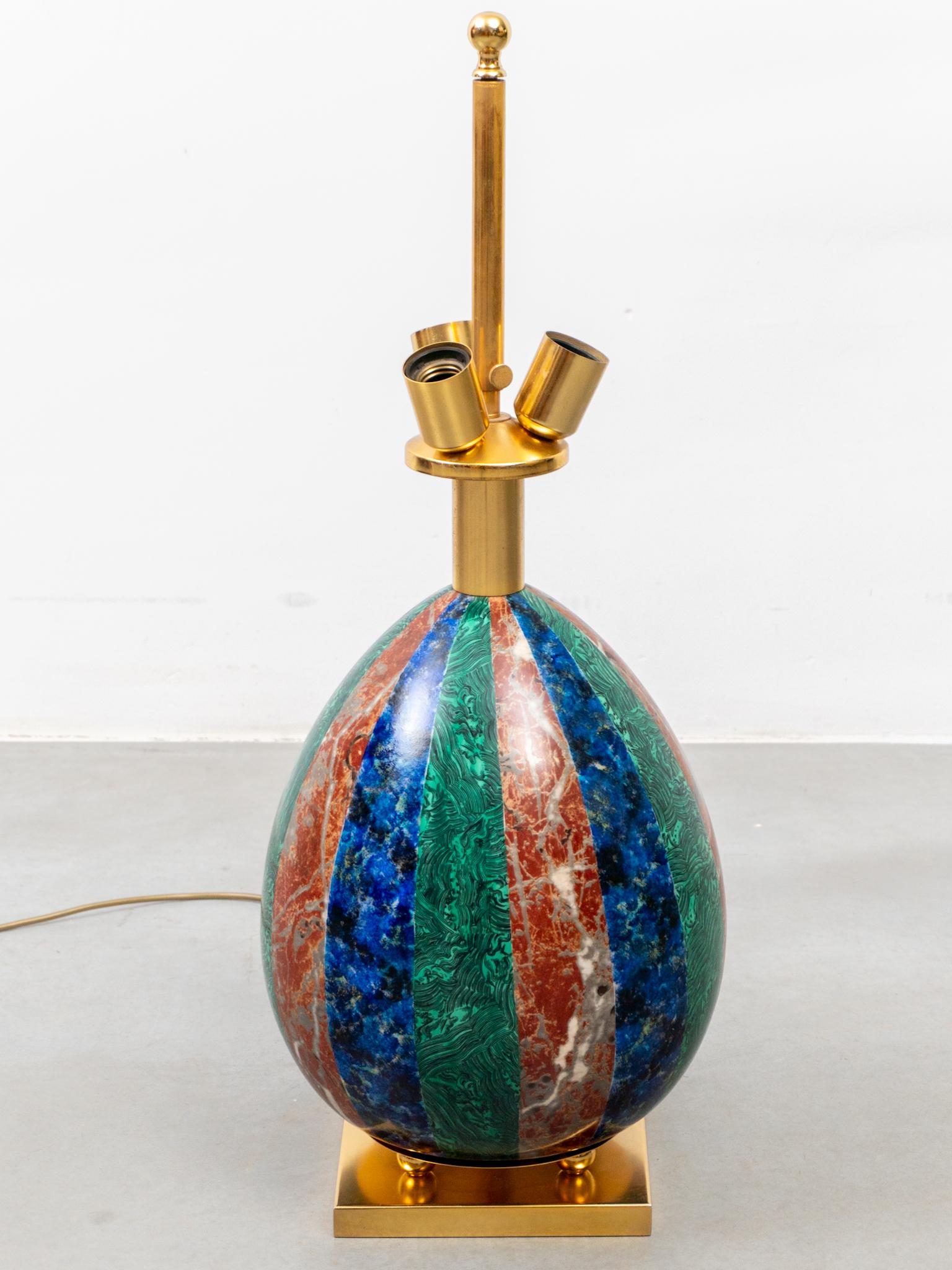 Emaillierte Tischlampe aus farbigem, lackiertem Marmor, Malachit und Messing (Moderne der Mitte des Jahrhunderts) im Angebot