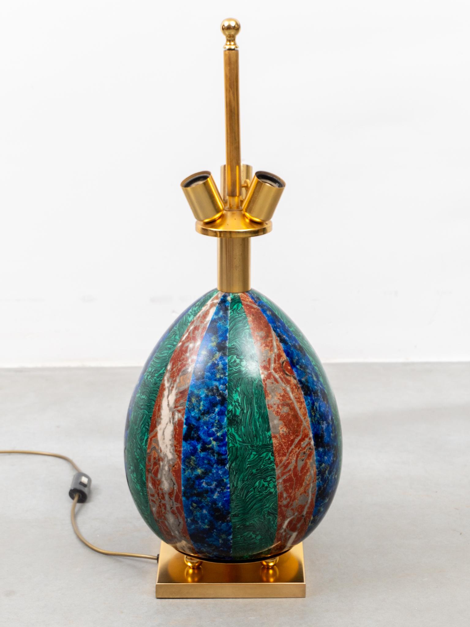 Emaillierte Tischlampe aus farbigem, lackiertem Marmor, Malachit und Messing im Zustand „Gut“ im Angebot in Antwerp, BE