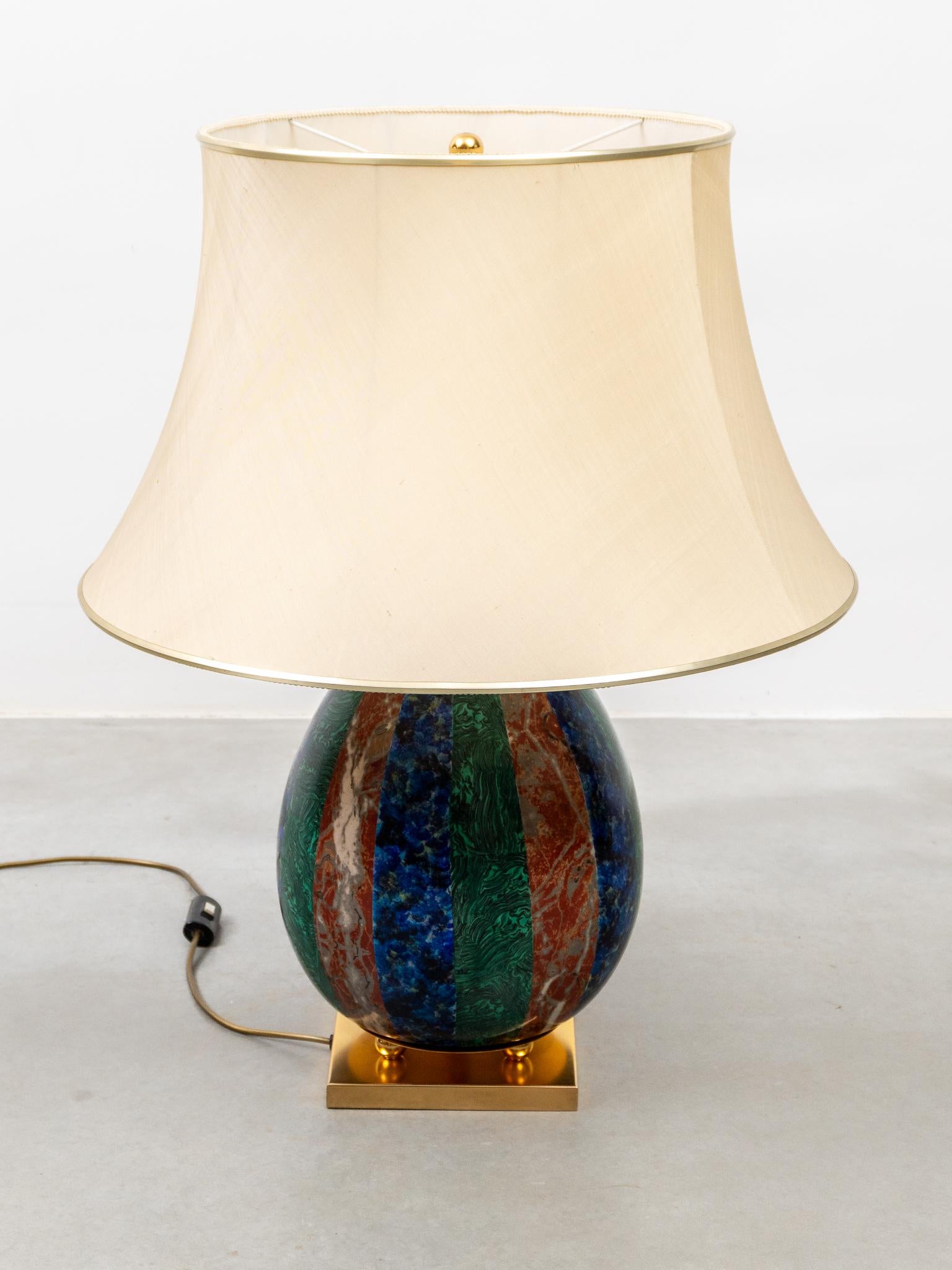 Emaillierte Tischlampe aus farbigem, lackiertem Marmor, Malachit und Messing (Ende des 20. Jahrhunderts) im Angebot