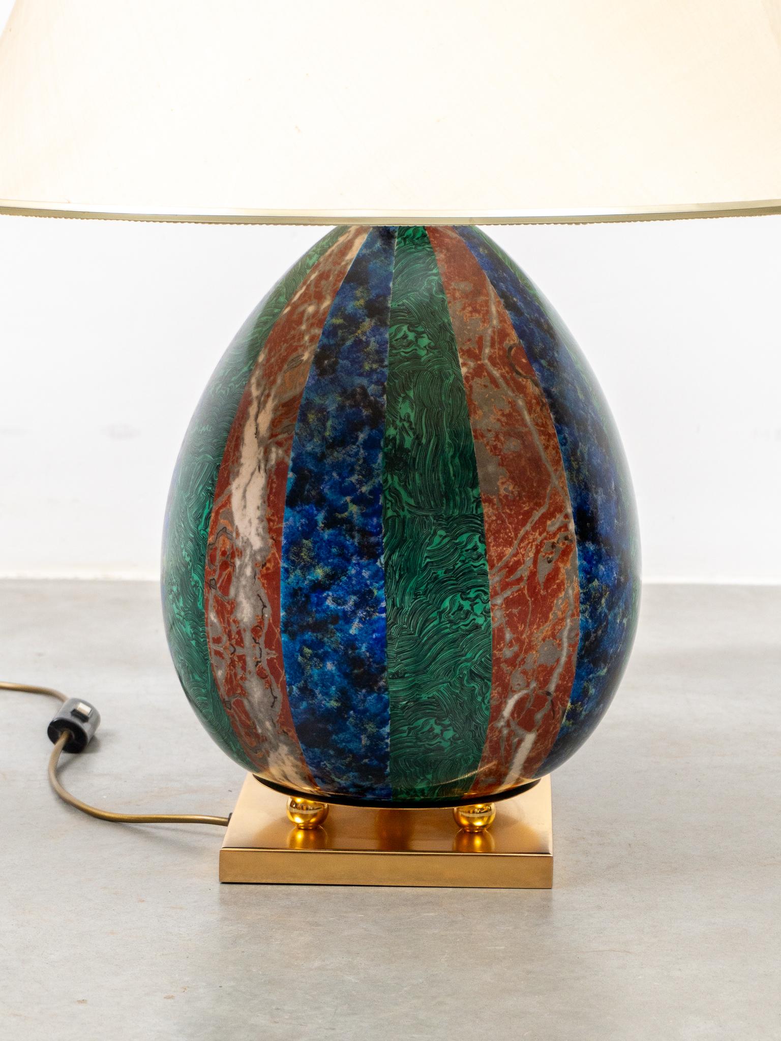 Emaillierte Tischlampe aus farbigem, lackiertem Marmor, Malachit und Messing (Emaille) im Angebot
