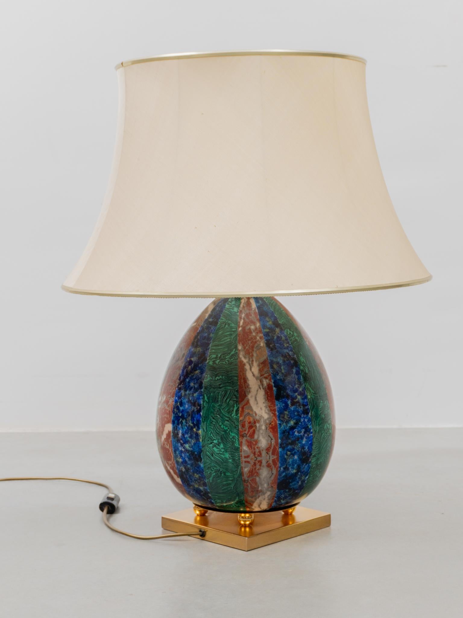 Emaillierte Tischlampe aus farbigem, lackiertem Marmor, Malachit und Messing im Angebot 1