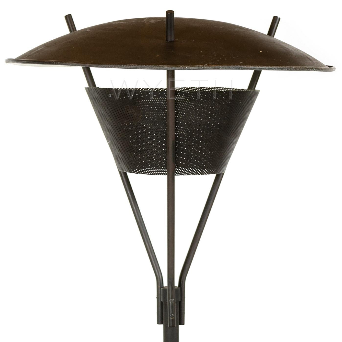 Stehlampe aus schwarzem emailliertem Stahl und Messing von Gerald Thurston für Lightolier, 1950er Jahre (Moderne der Mitte des Jahrhunderts) im Angebot