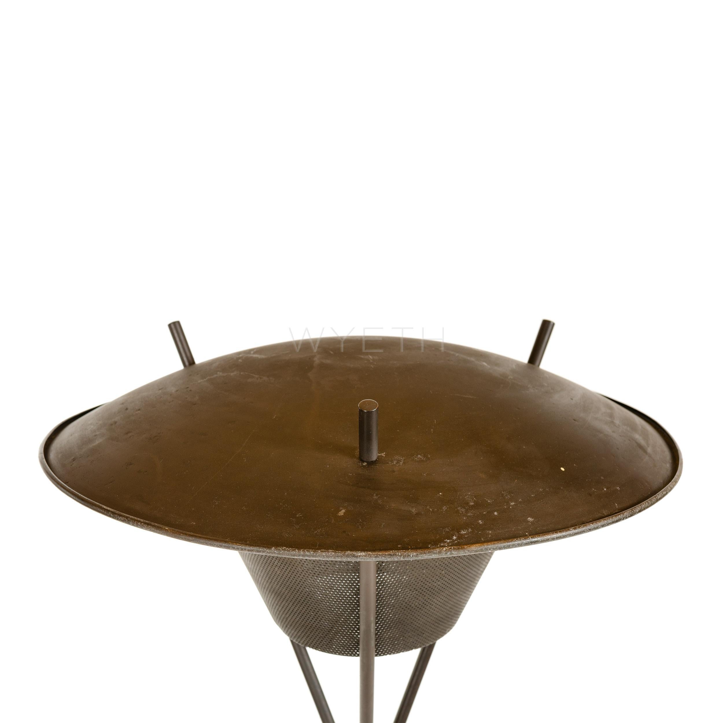 Américain Lampadaire en acier émaillé noir et laiton des années 1950 de Gerald Thurston pour Lightolier en vente