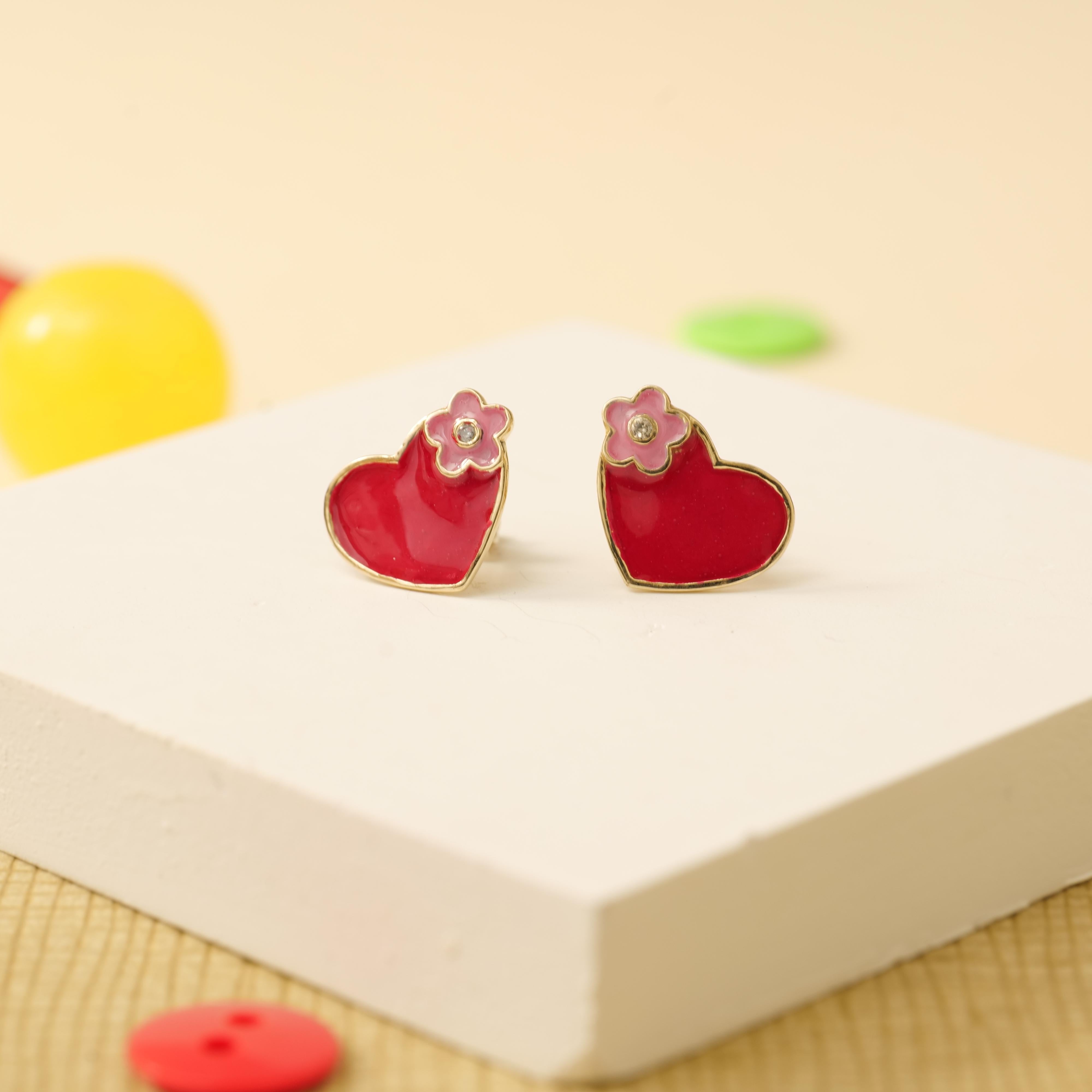 Emaillierte Herz-Diamant-Ohrringe für Mädchen, Kinder und Kleinkinder aus massivem 18-karätigem Gold vereinen Raffinesse mit skurrilem Charme. Die fachmännisch gefertigten Ohrringe in Herzform sind mit zarten Blumenmotiven aus Emaille verziert, die