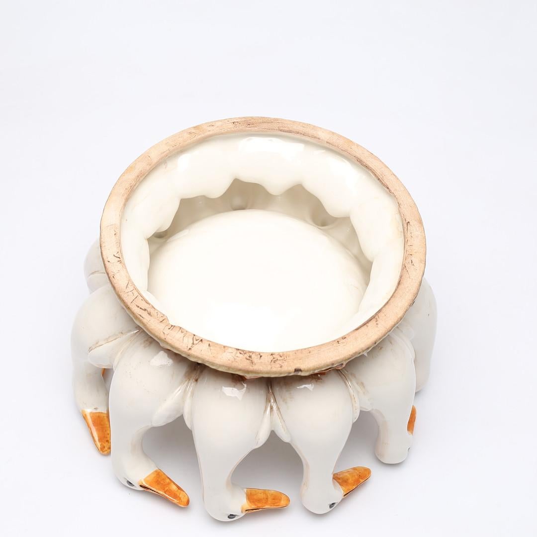 Coupe à fruits ronde / plat à oie, corps avec une glaçure brillante. Bol en forme de rangée d'oies en marche. 