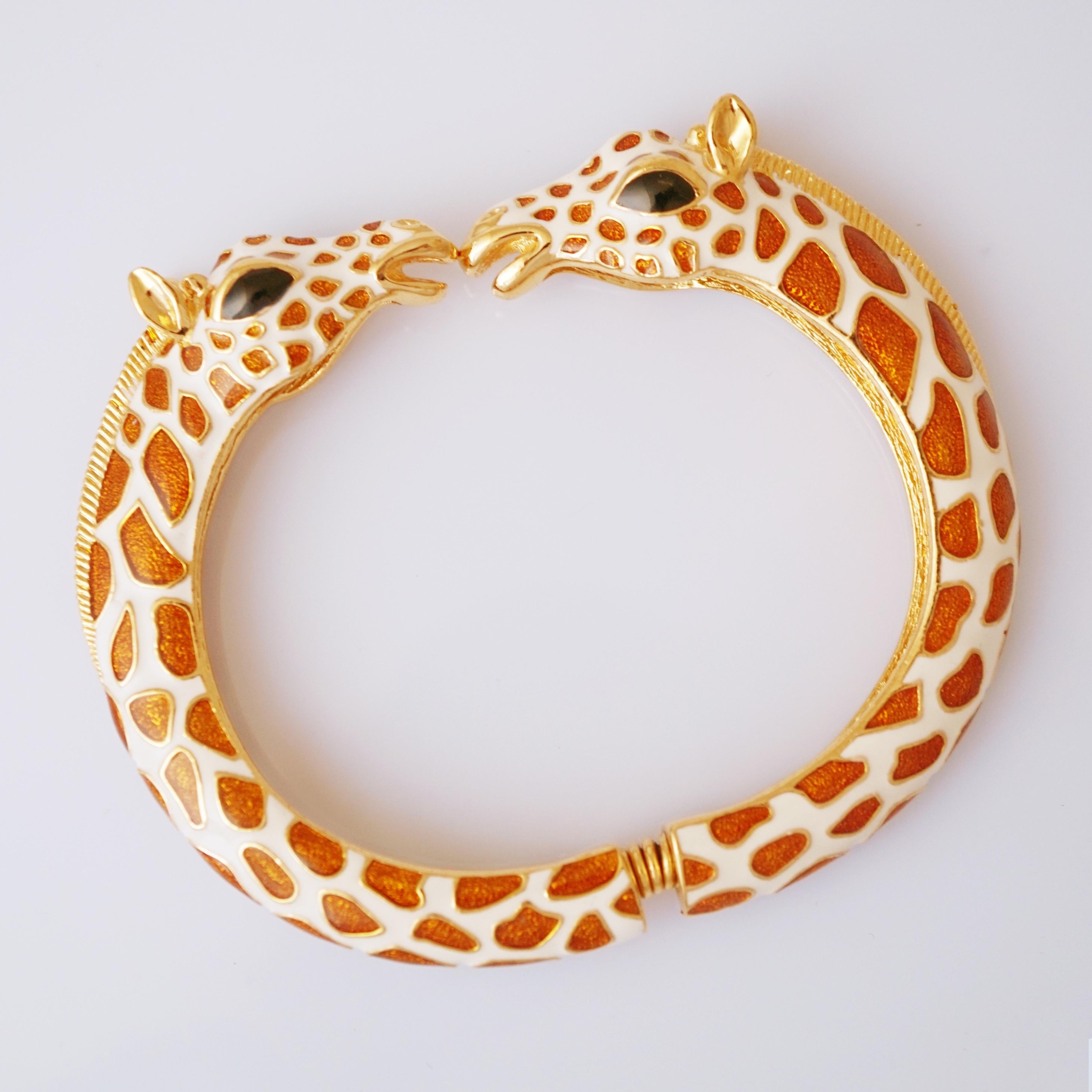 - Vintage item

- Collectible costume jewelry piece from the '90s

- 2.5
