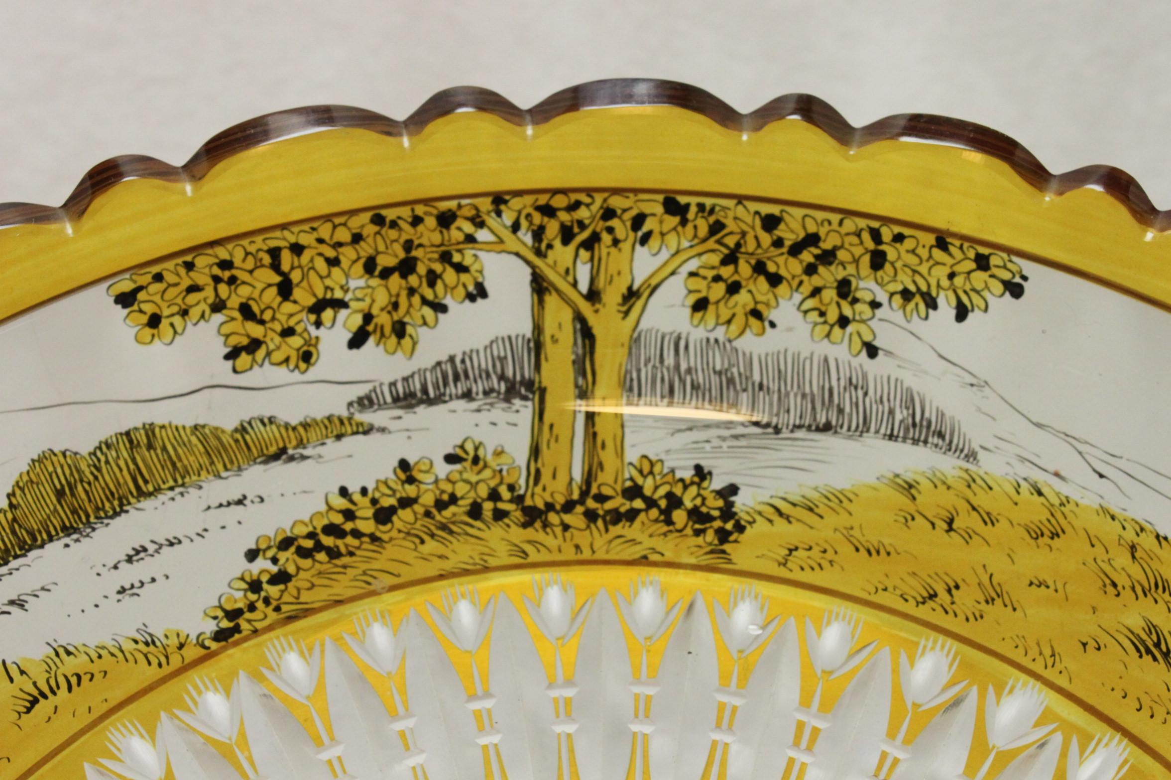 Ce bol en verre très attrayant et de bonne qualité a été décoré par émaillage et découpe à la roue et est probablement l'œuvre d'Adolf Beckert (1884-1929). Beckert a travaillé pour un certain nombre de verreries et a été un temps directeur