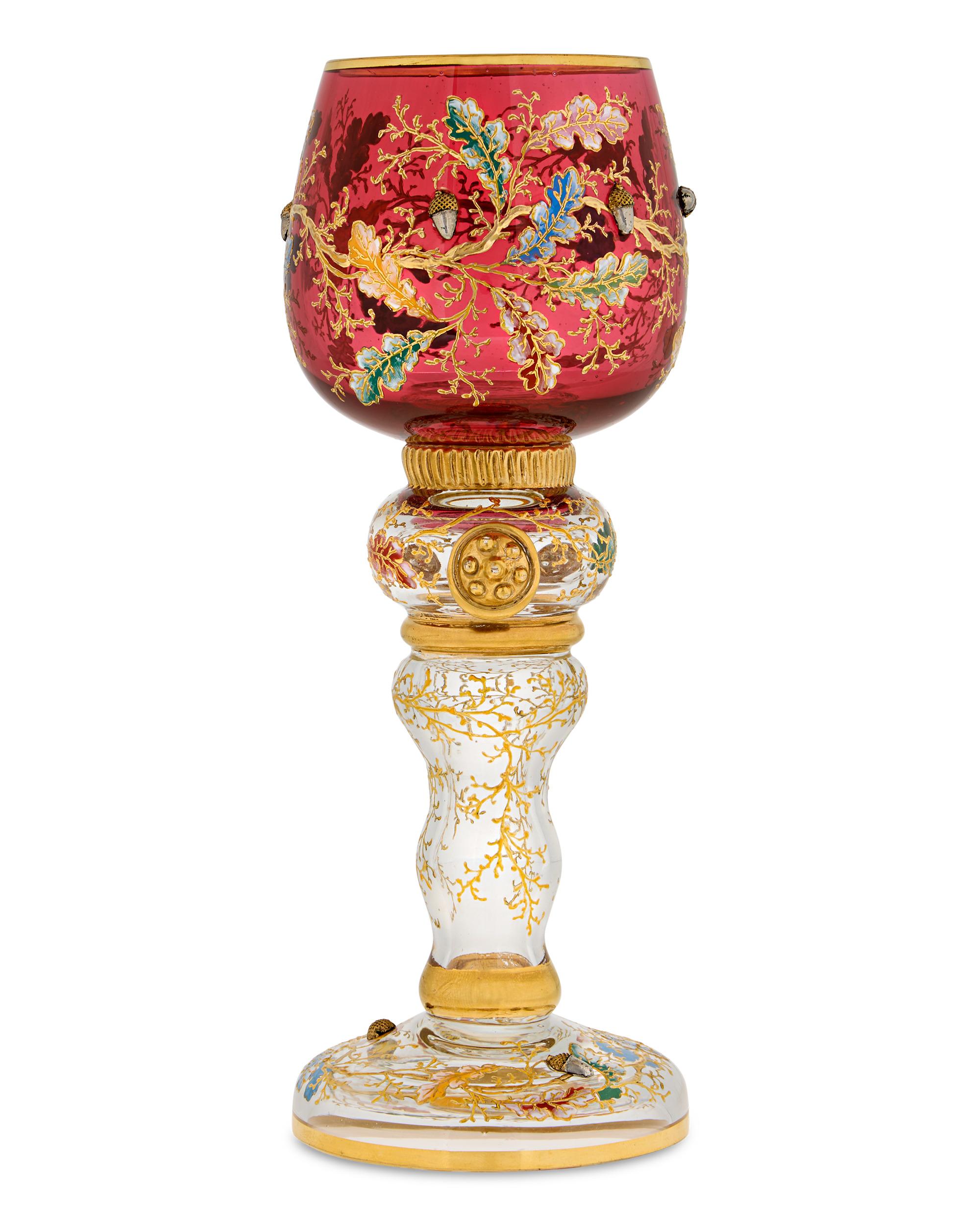 Gobelet à vin en verre émaillé
Moser
Fin du 19e siècle

Ce grand gobelet à vin est une superbe vitrine du savoir-faire renommé de Moser et de son design luxueux. Le gobelet présente une magnifique coupe en verre canneberge, élégamment soutenue par