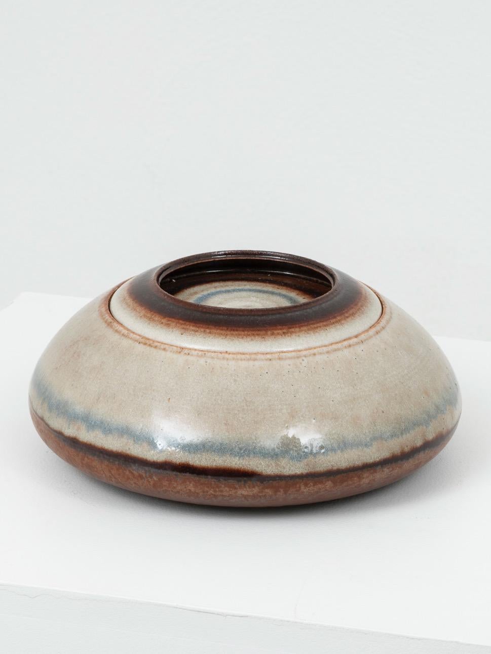 Beautiful ceramic box produced in the 1970s a small series by Ceramica Arcore, crafted by Marco Terenzi and finished by Nanni Valentini, featuring an abstract organic decor in earthly and sky tones. It has a tactile finishing, alternating a smooth