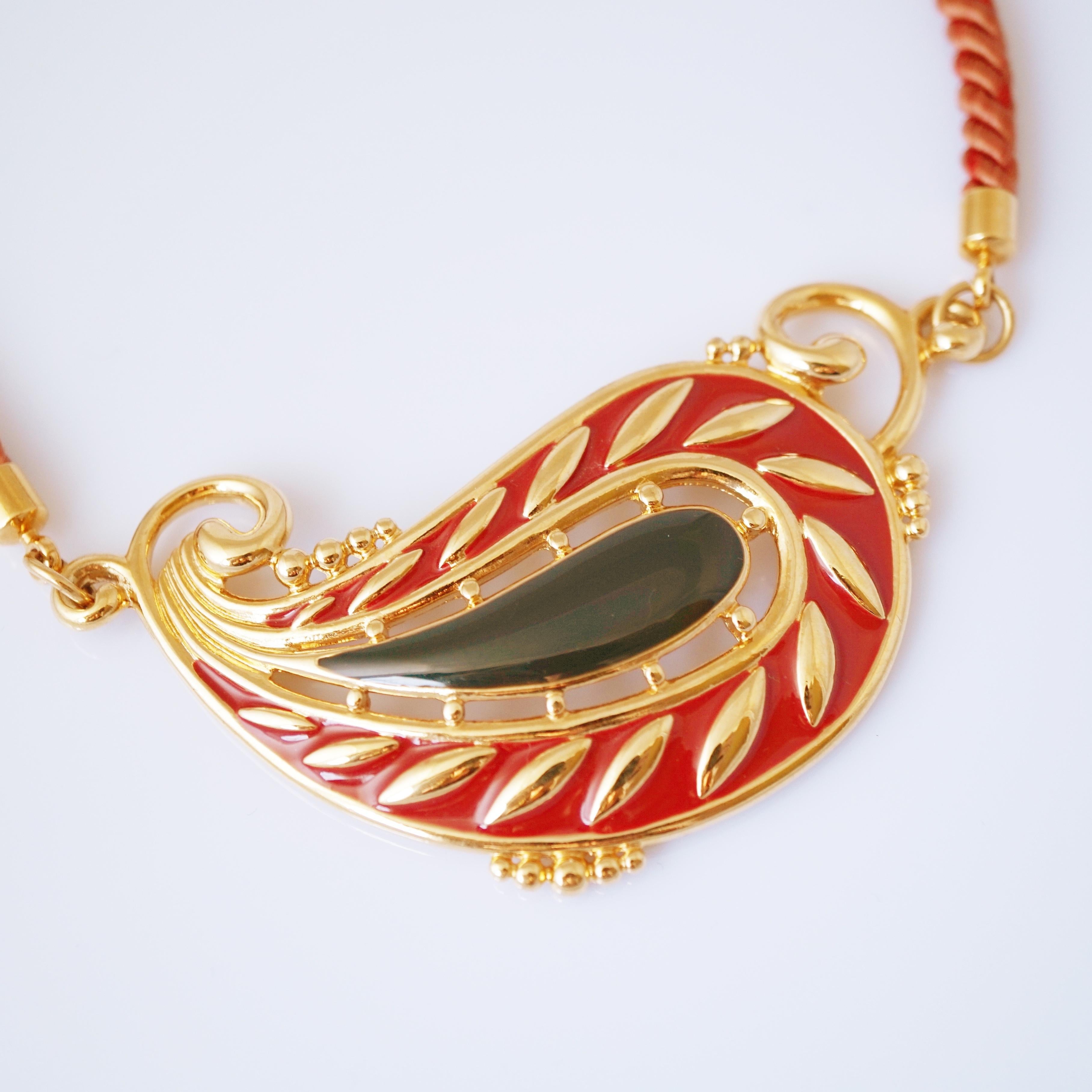 Moderne Collier de soie émaillée avec cordon de soie par Monet, années 1980 en vente