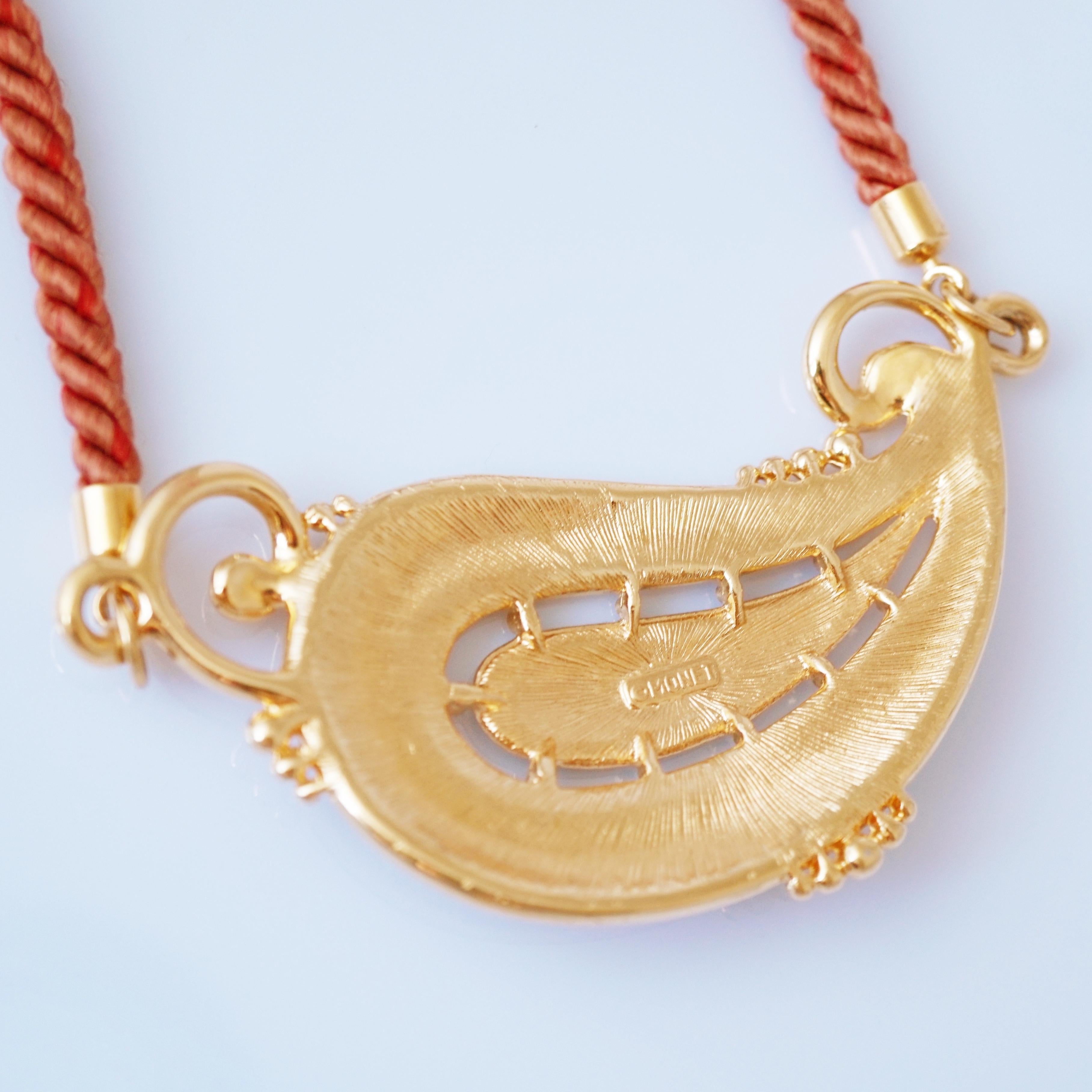 Collier de soie émaillée avec cordon de soie par Monet, années 1980 Bon état - En vente à McKinney, TX