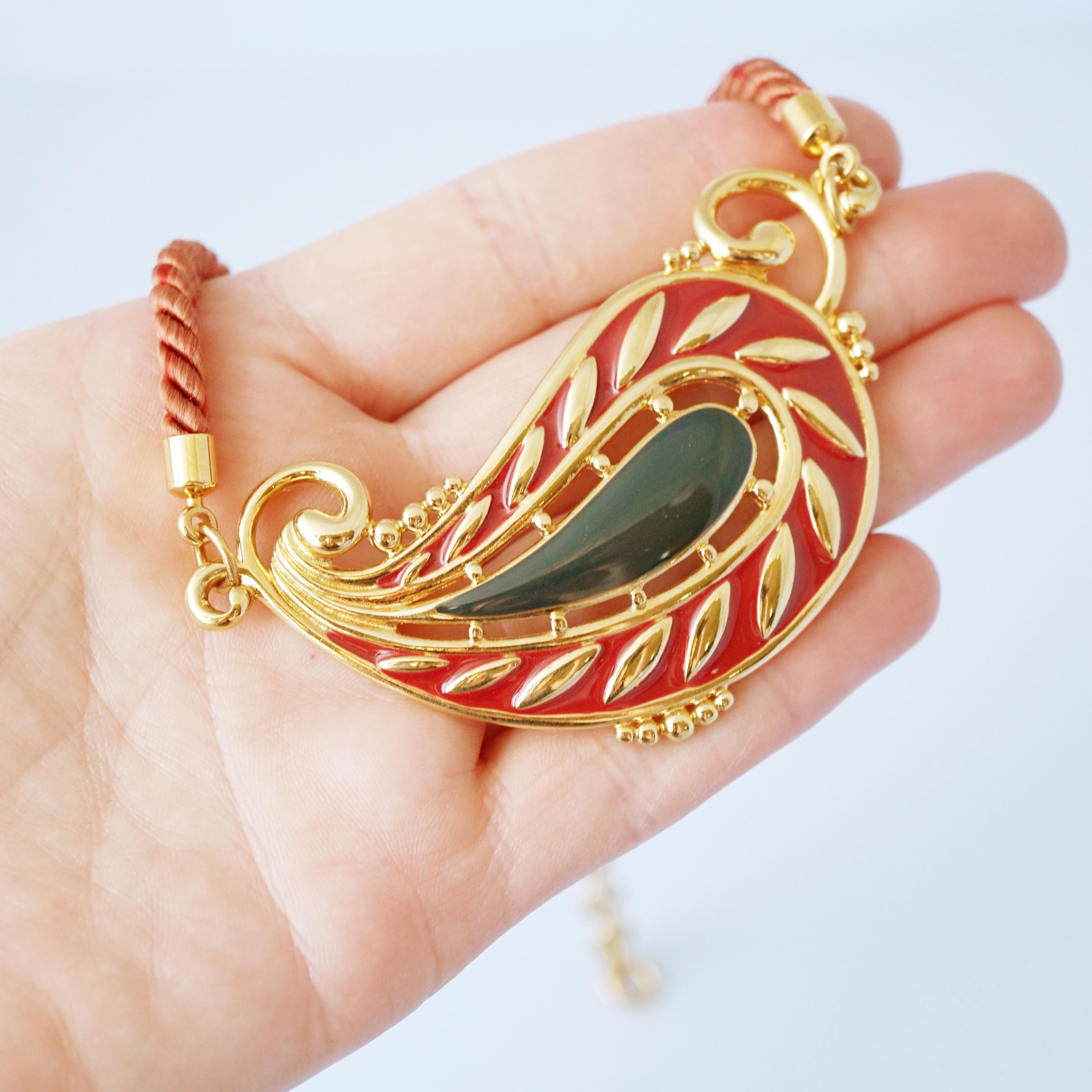 Collier de soie émaillée avec cordon de soie par Monet, années 1980 Pour femmes en vente