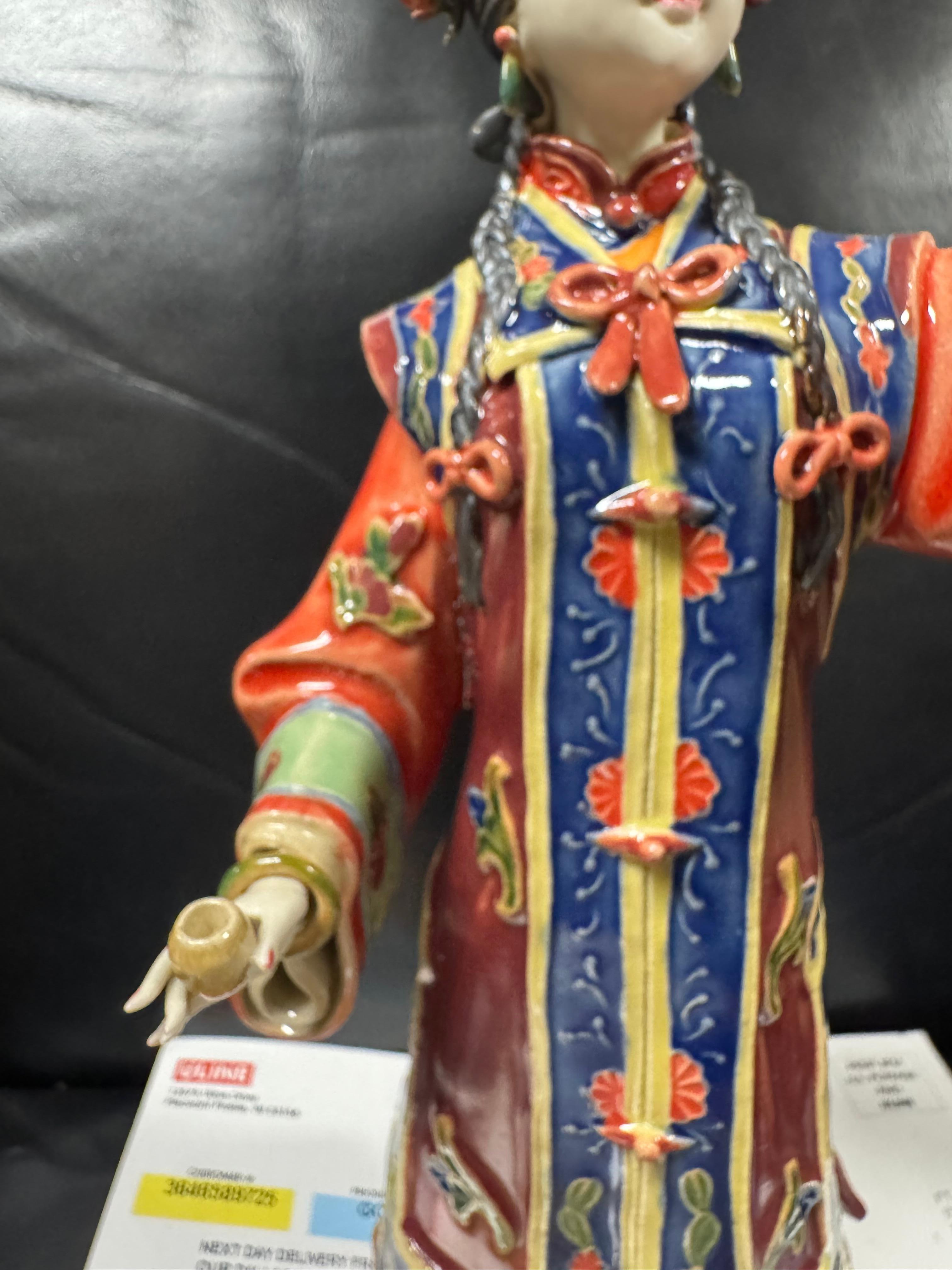 Giapponismo Scultura di ragazza geisha in porcellana smaltata in vendita