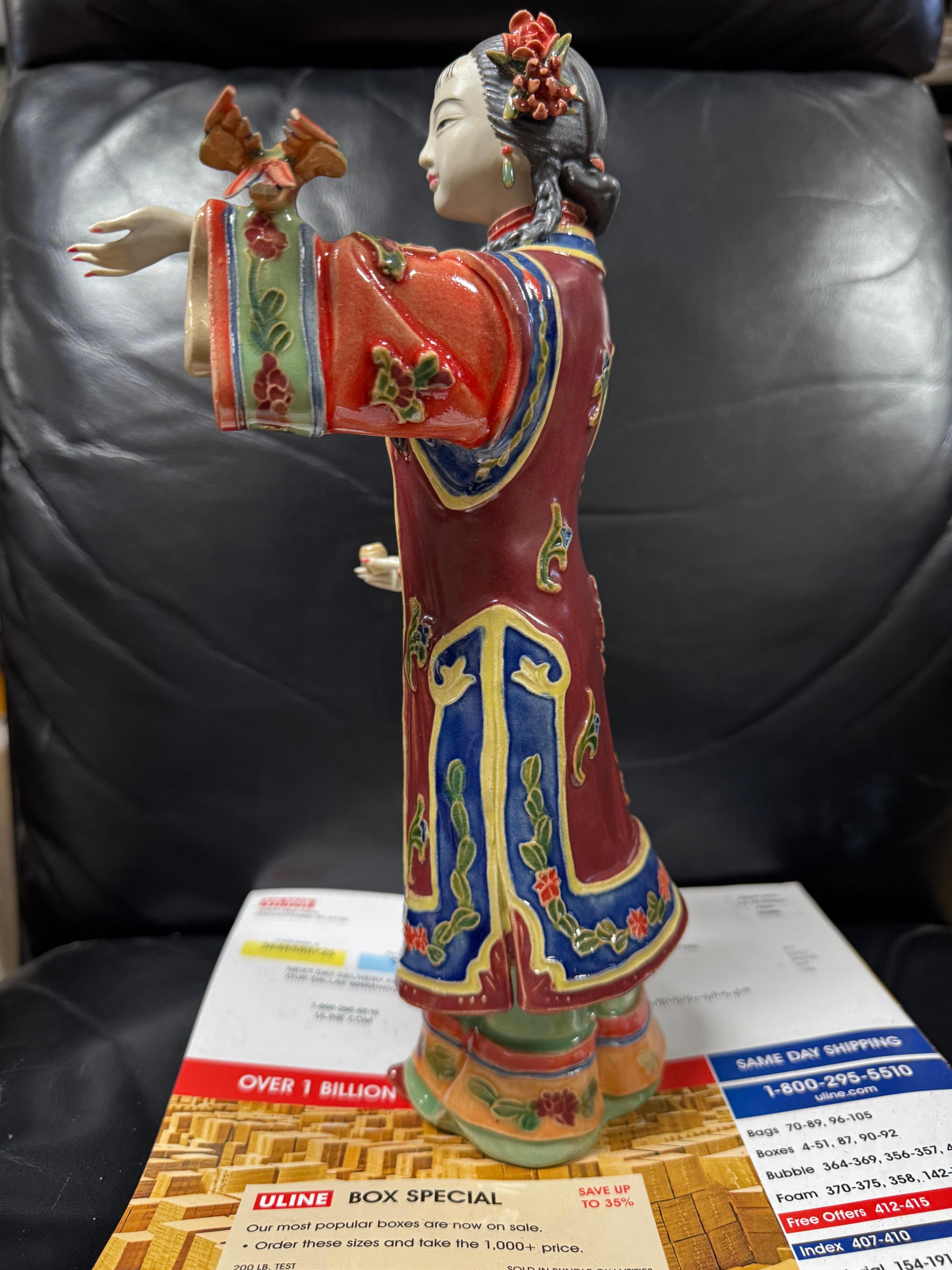 Giapponese Scultura di ragazza geisha in porcellana smaltata in vendita