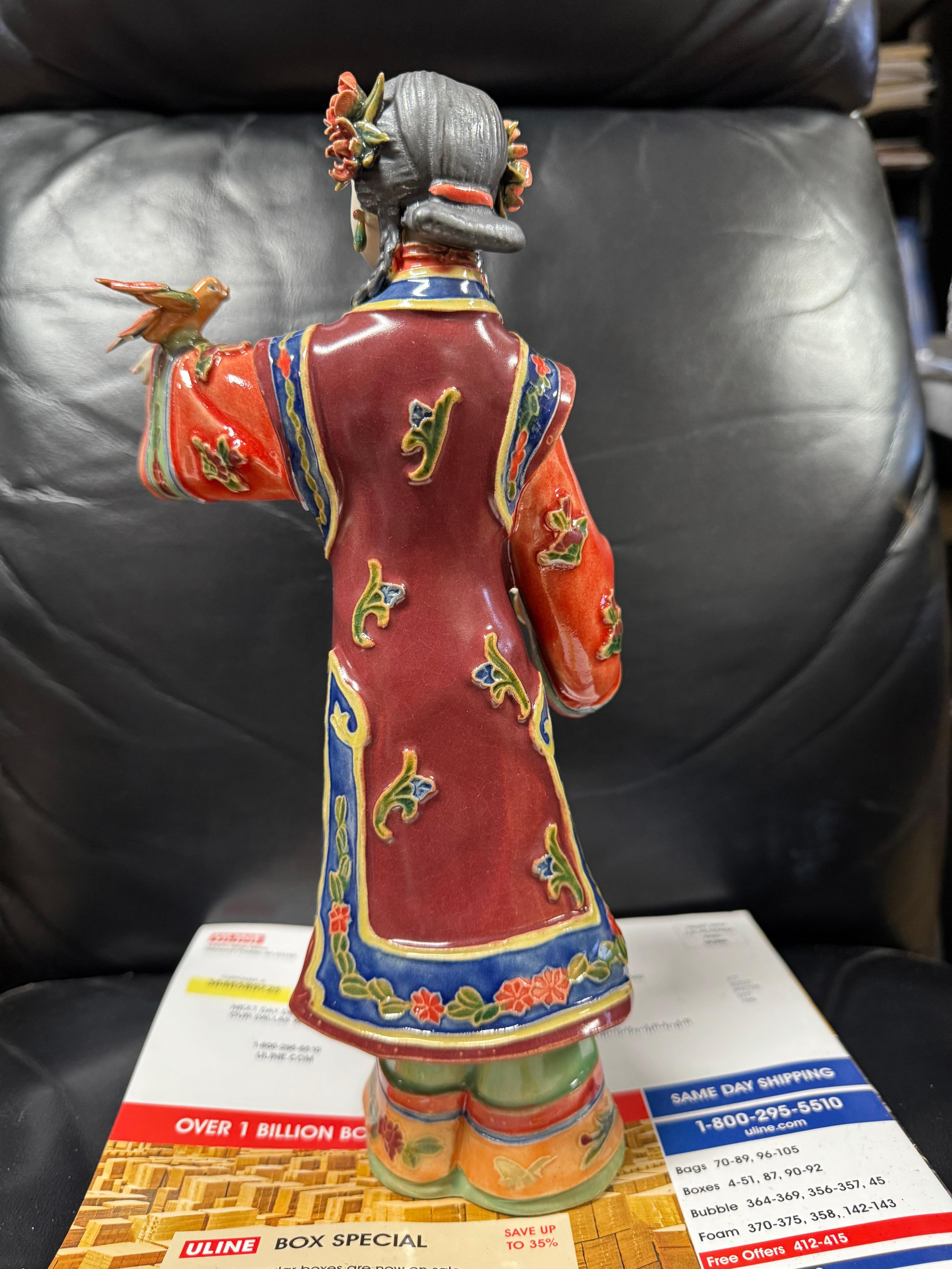 Scultura di ragazza geisha in porcellana smaltata In condizioni buone in vendita a Pasadena, TX