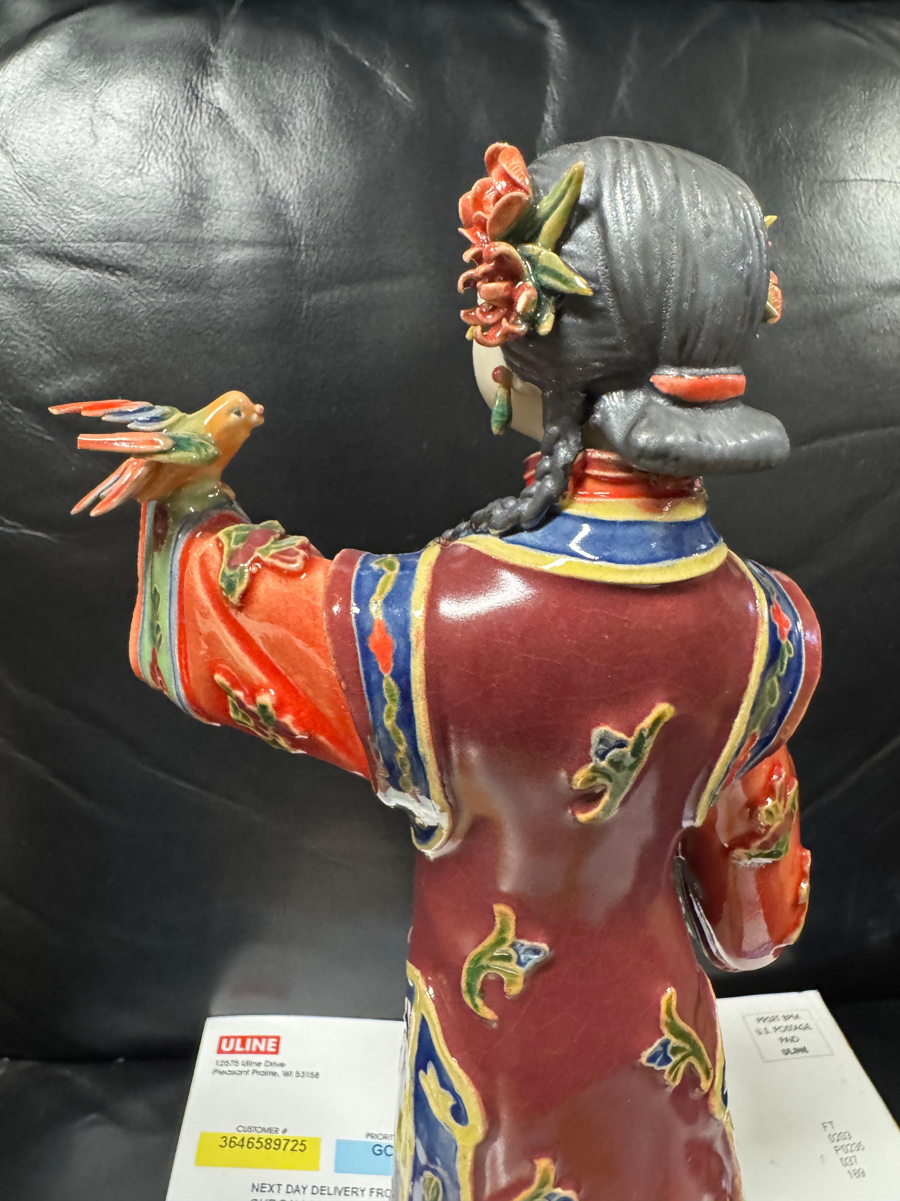 XX secolo Scultura di ragazza geisha in porcellana smaltata in vendita