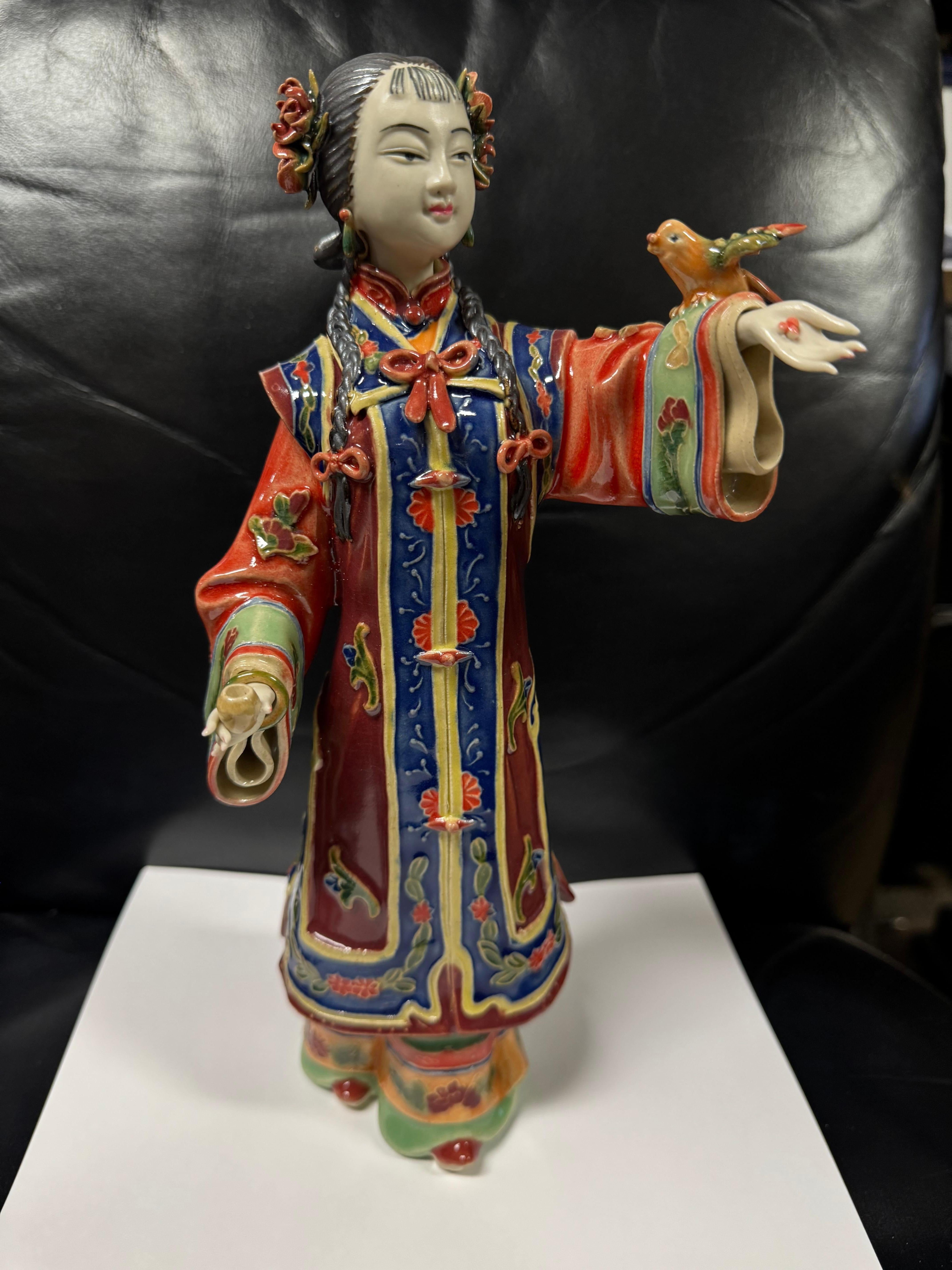 Porcellana Scultura di ragazza geisha in porcellana smaltata in vendita