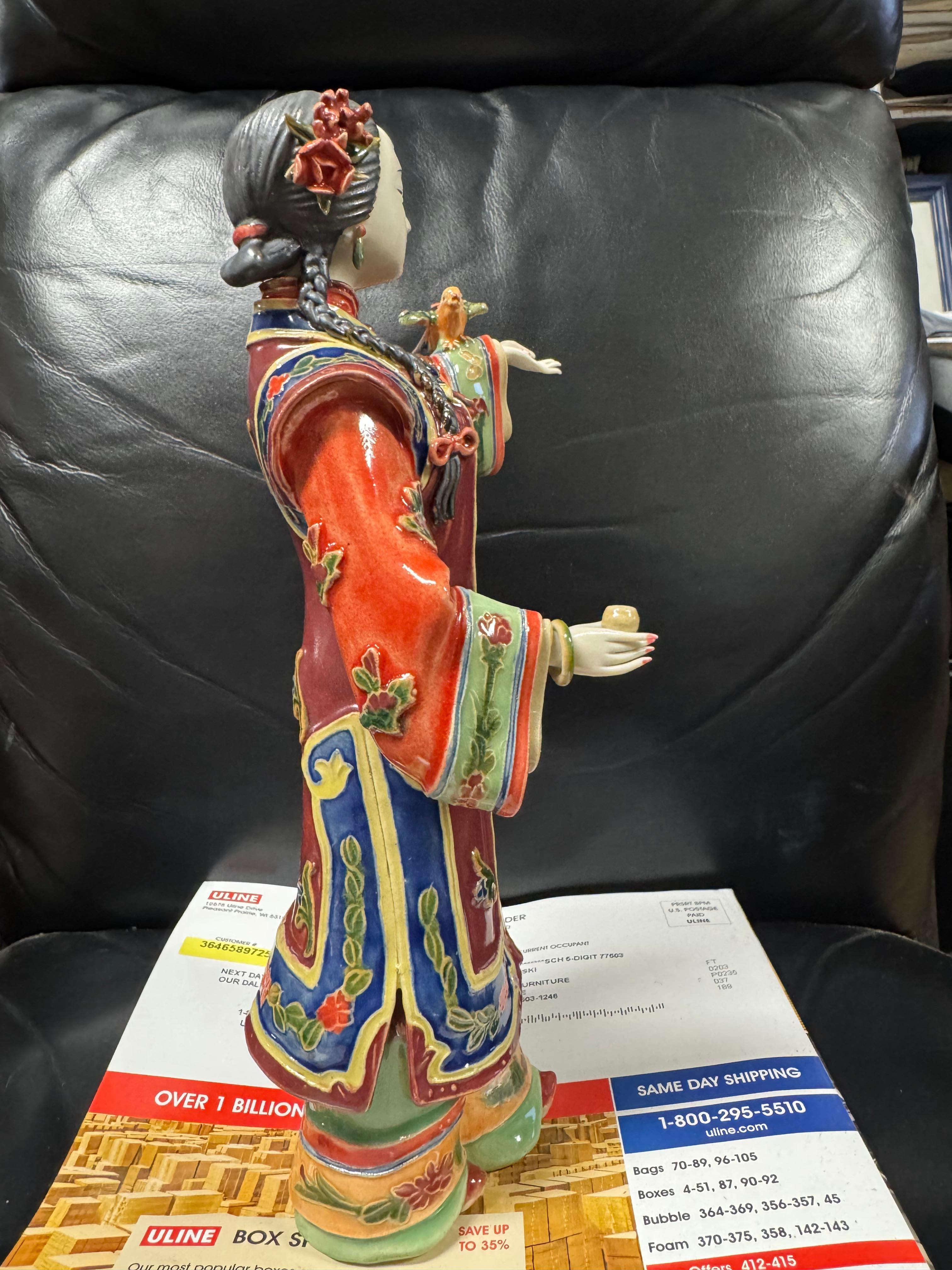 Scultura di ragazza geisha in porcellana smaltata in vendita 1