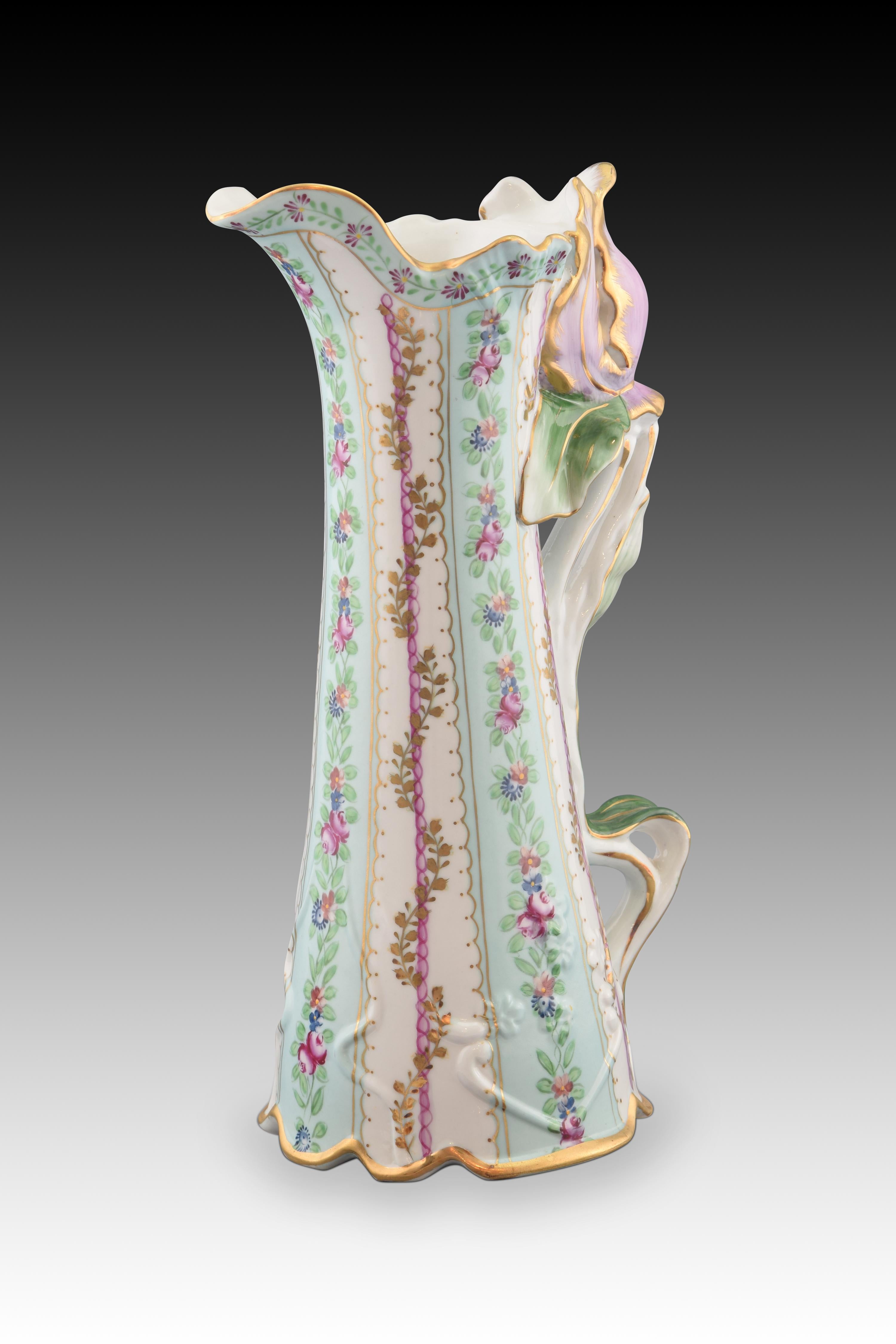 Brocca in porcellana smaltata. Ispirato ai modelli Sèvres e Art Nouveau. 
La brocca, con un profilo alto e un beccuccio curvo, è decorata con bande alternate in verde turchese con fiori e bianco con linee e steli. Il manico è stato lavorato a forma
