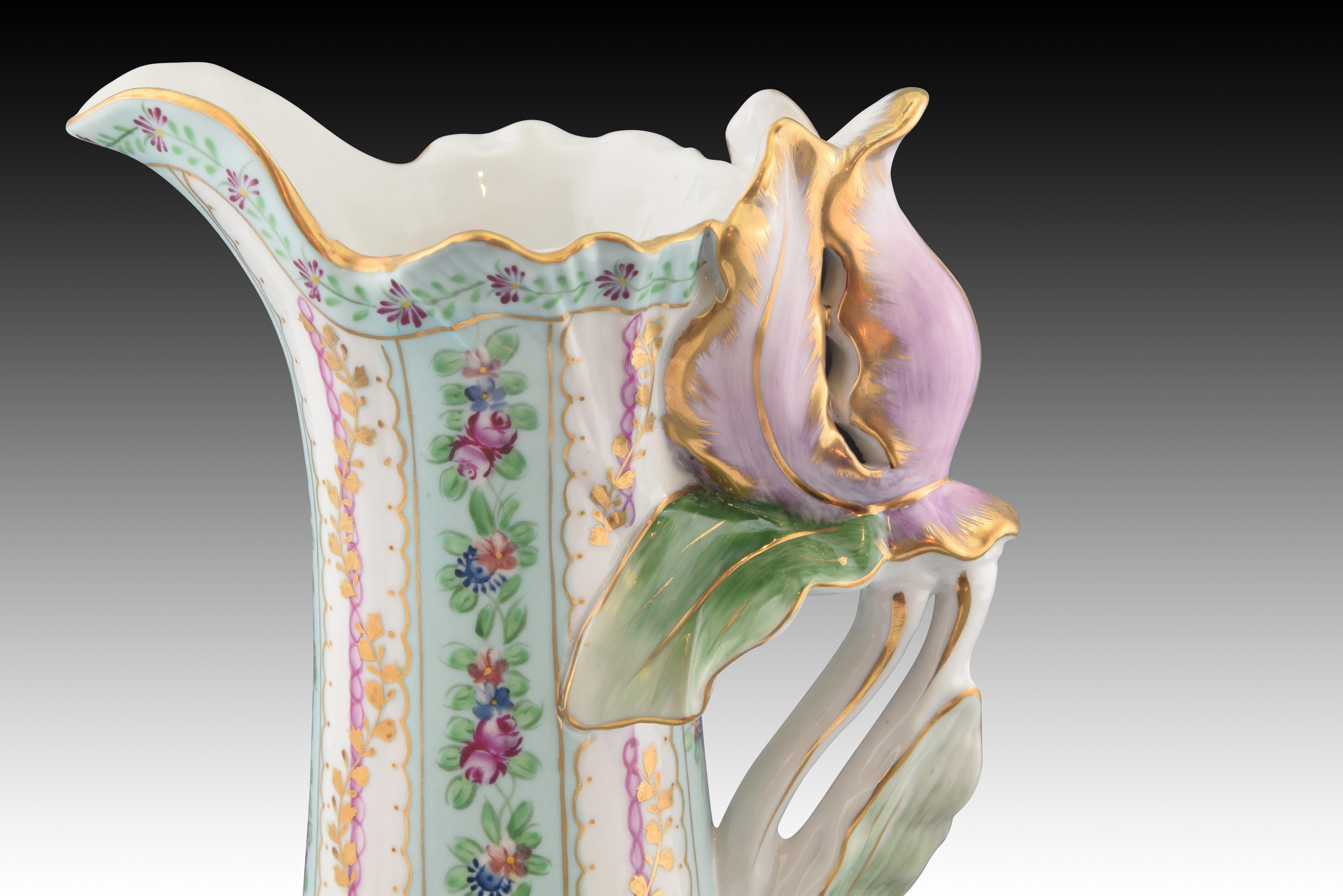Altro Brocca in porcellana smaltata. Ispirato ai modelli Sèvres e Art Nouveau. in vendita