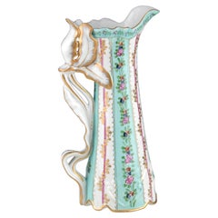 Pichet en porcelaine émaillée. Inspiré des modèles de Sèvres et de l'Art nouveau.