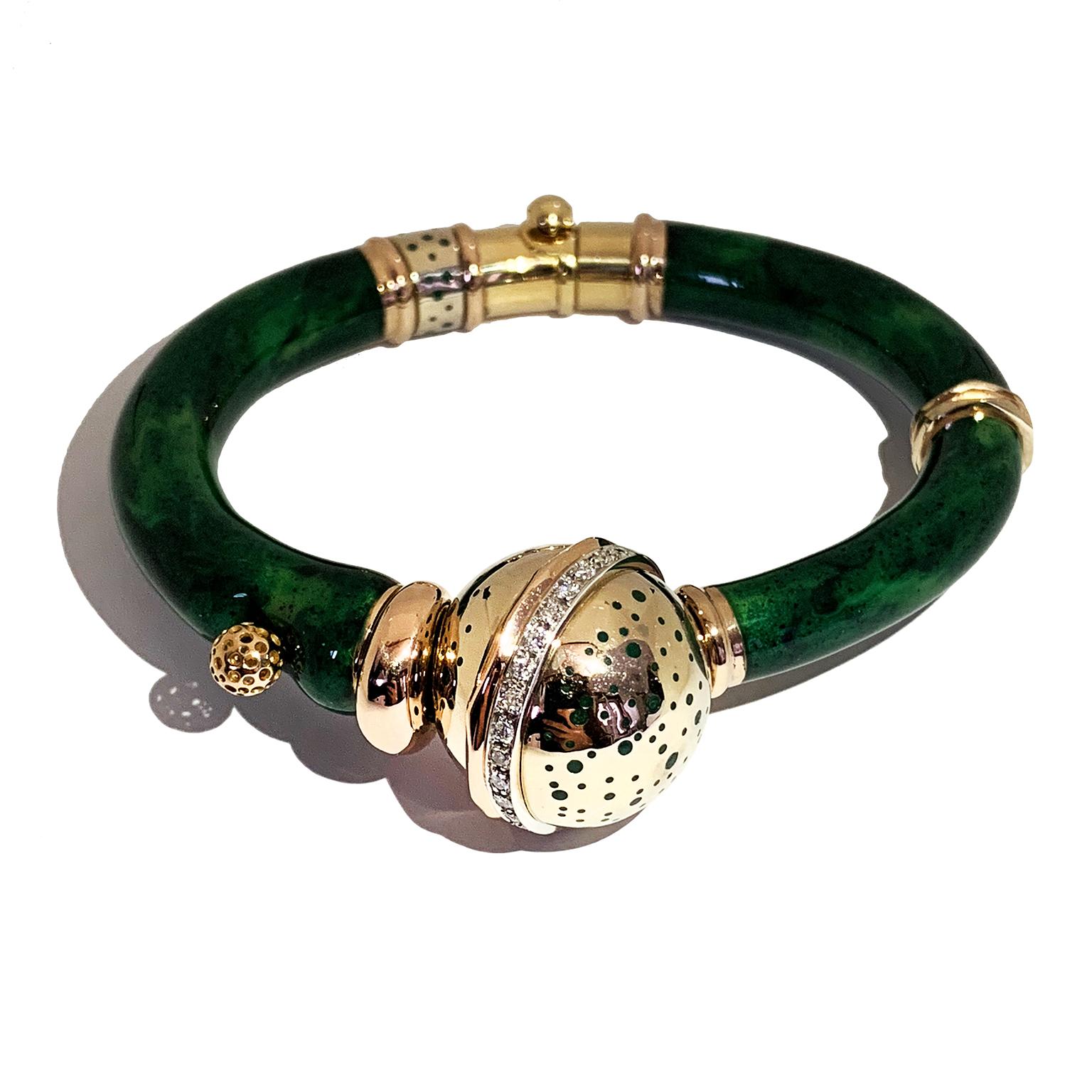 Enameled red and green on a pink gold 18 kt bangle in a modern design 
total weight of the gold
STAMP 750 LA NOUVELLE BAGUE