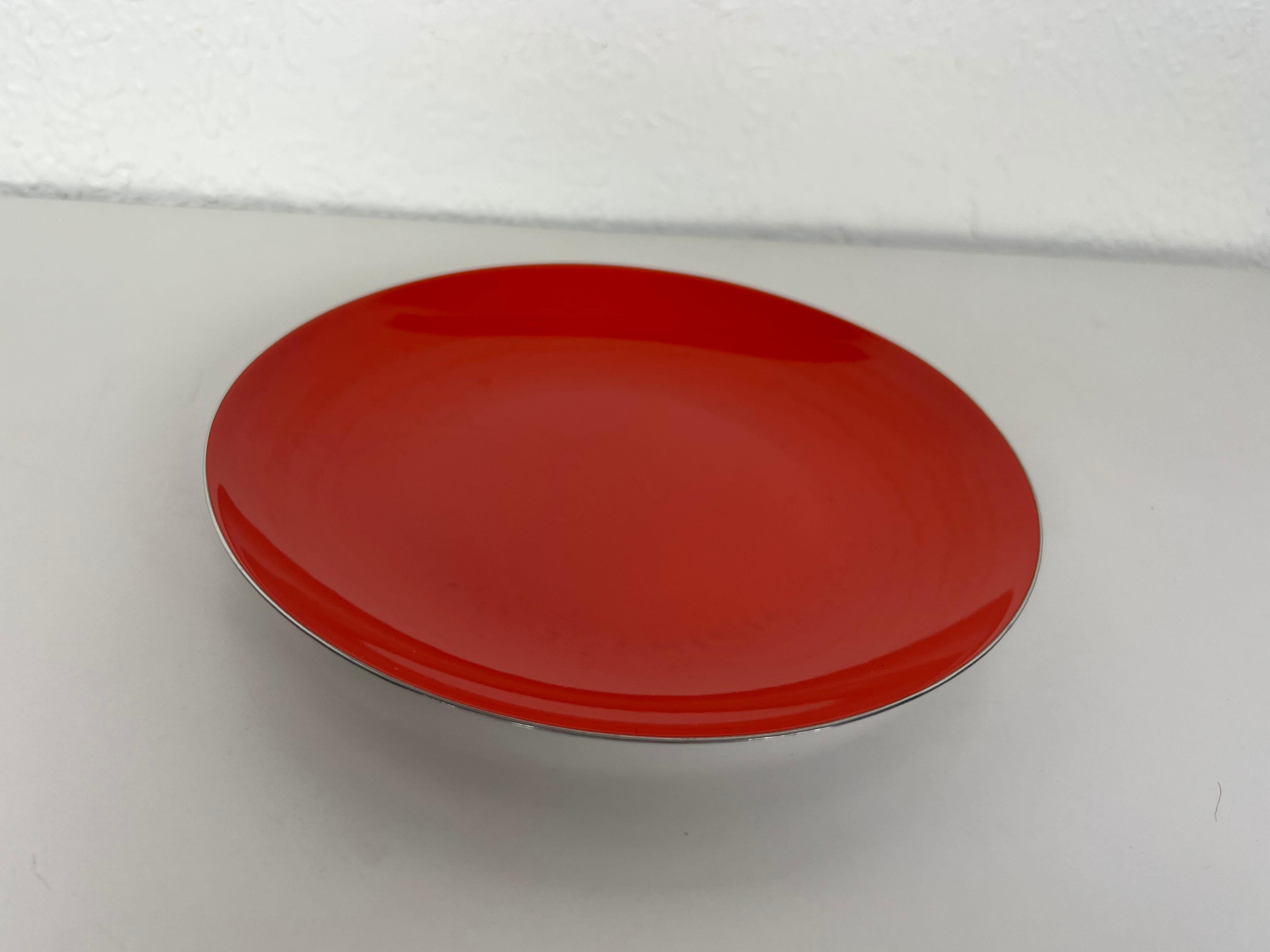 Vintage enameled red stainless steel shallow bowl or plate by Leif Wessmann and Associates, distributed by Knoll International in the 1960s.

Designer: Leif Wessmann

Origin: Norway

Year: 1960s

Style: Mid-Century Modern /